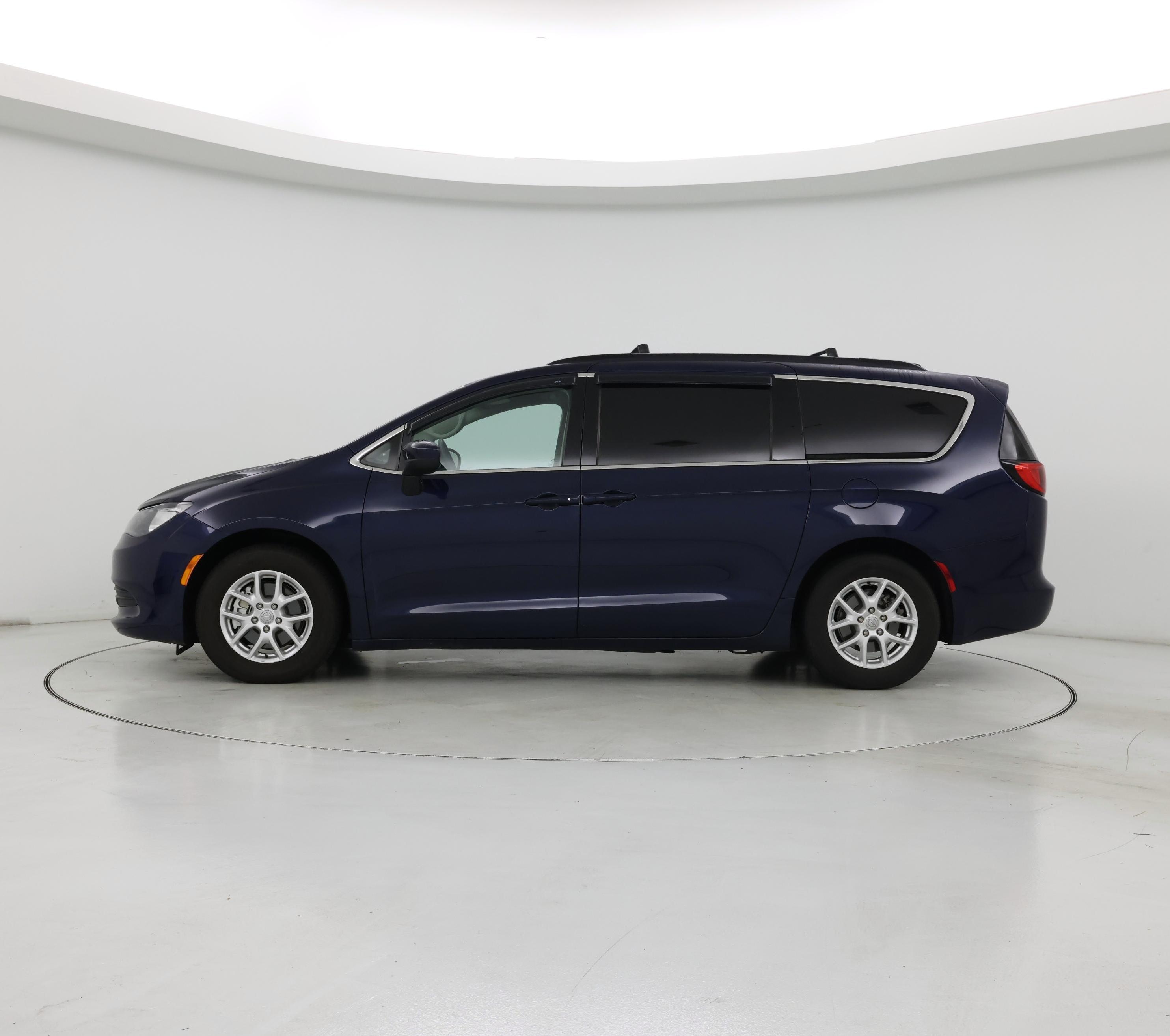 Thumbnail: 2018 Chrysler Pacifica - 3