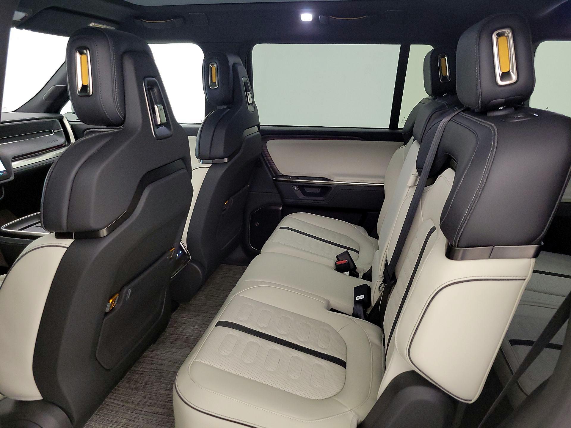 Thumbnail: 2025 Rivian R1S - 18