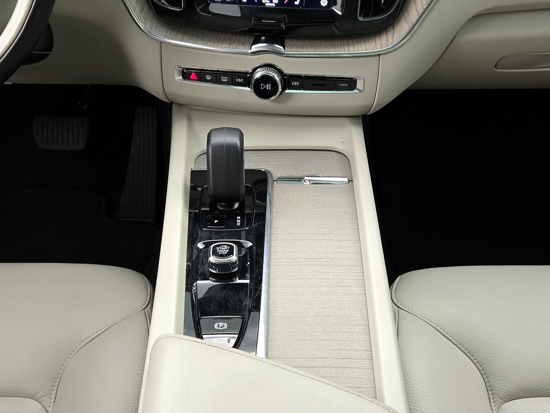Thumbnail: 2023 Volvo XC60 - 17