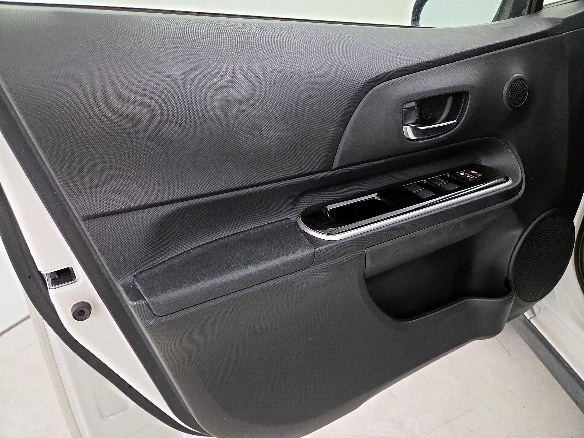 Thumbnail: 2018 Toyota Prius c - 12