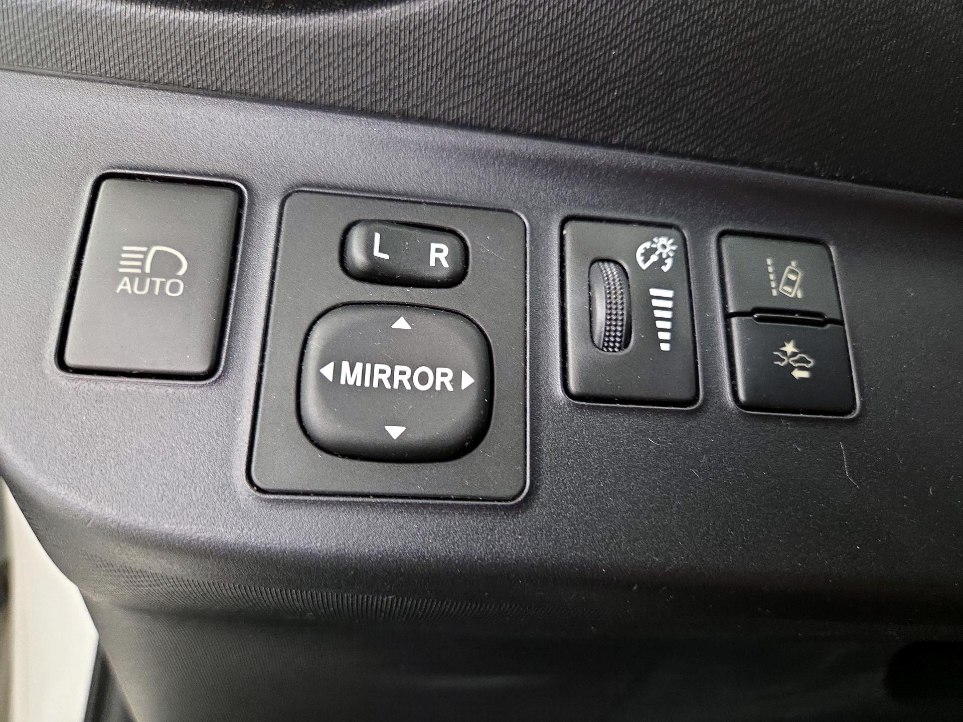 Thumbnail: 2018 Toyota Prius c - 13