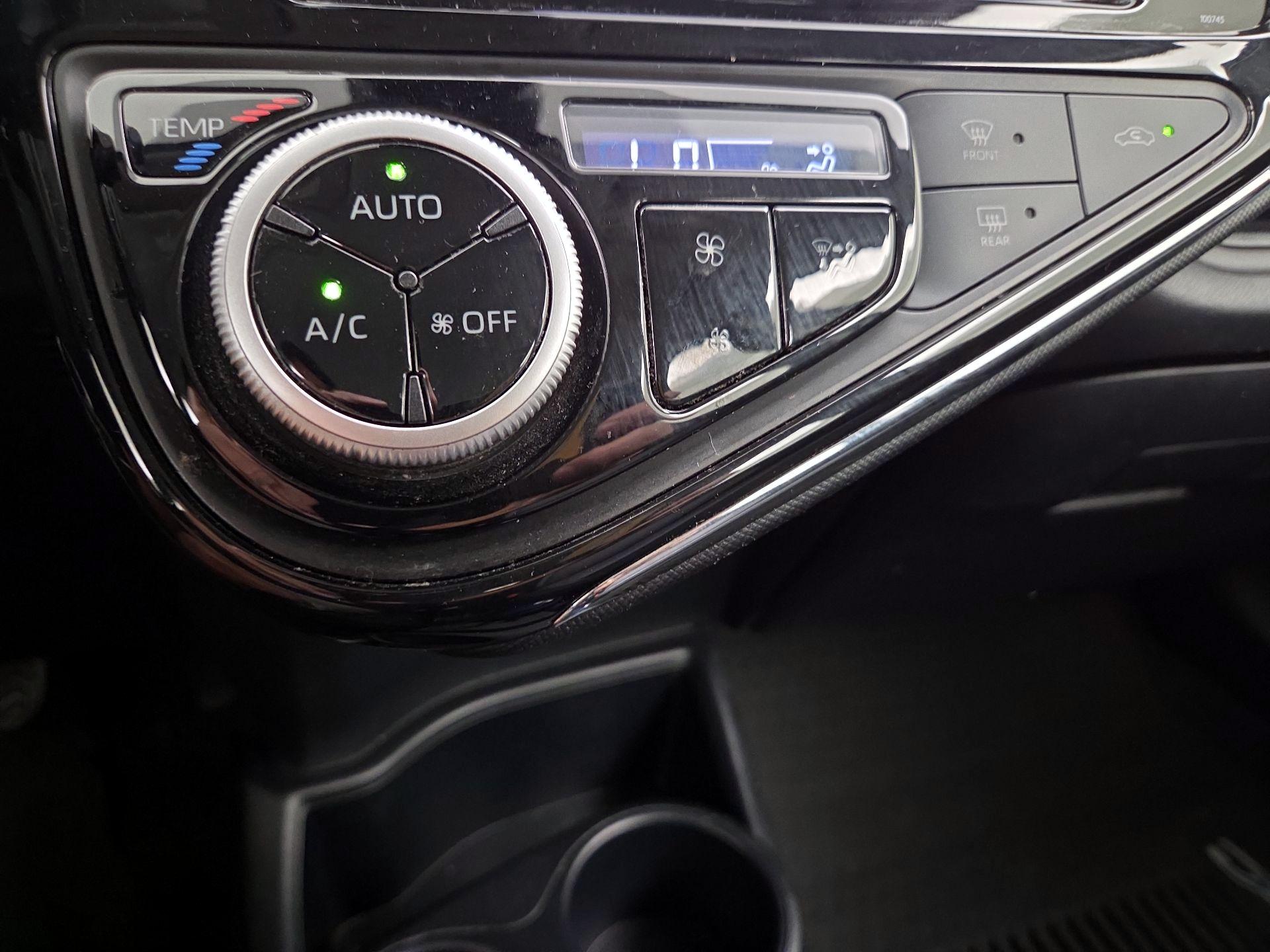 Thumbnail: 2018 Toyota Prius c - 16