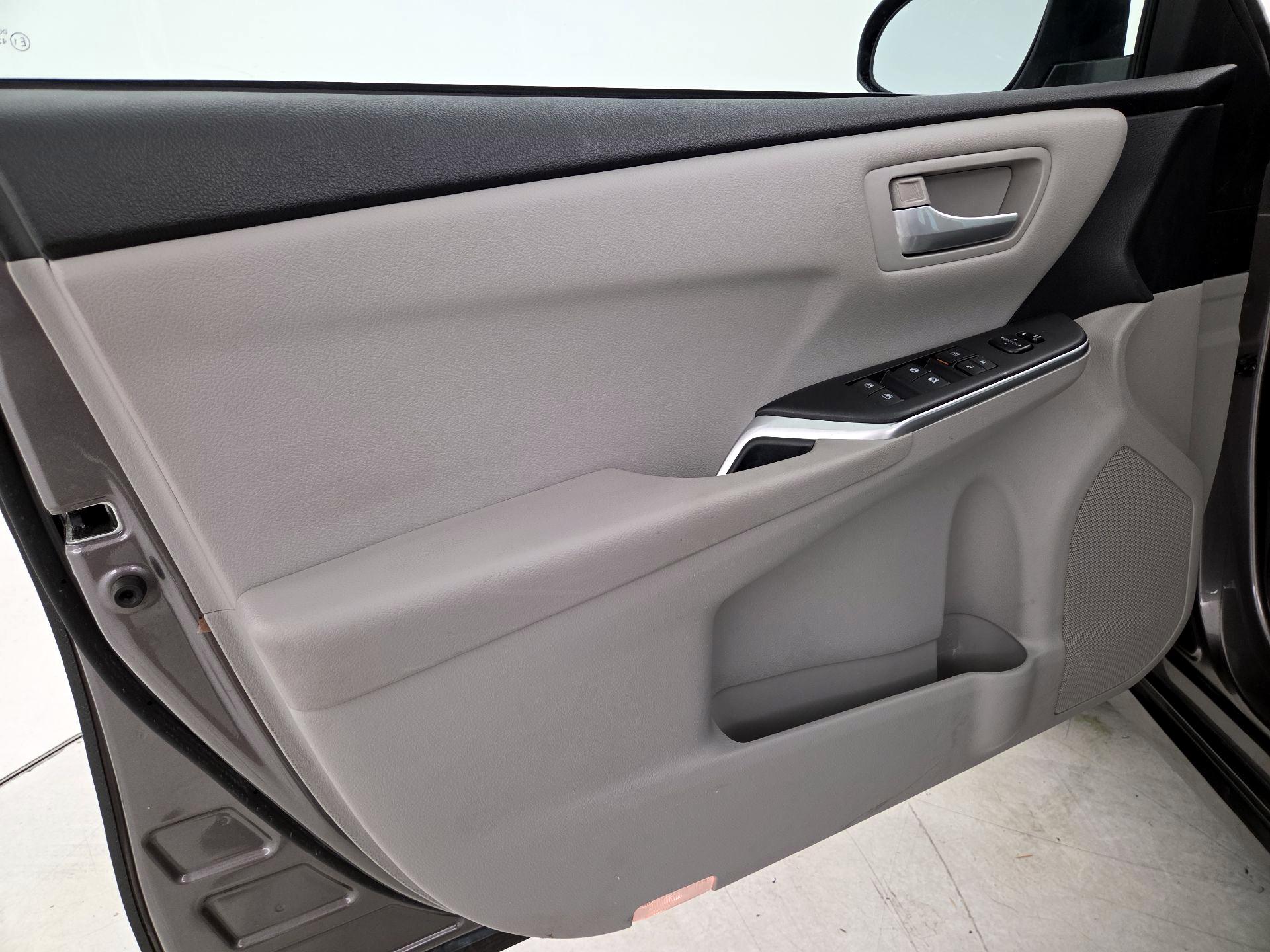 Thumbnail: 2015 Toyota Camry - 12