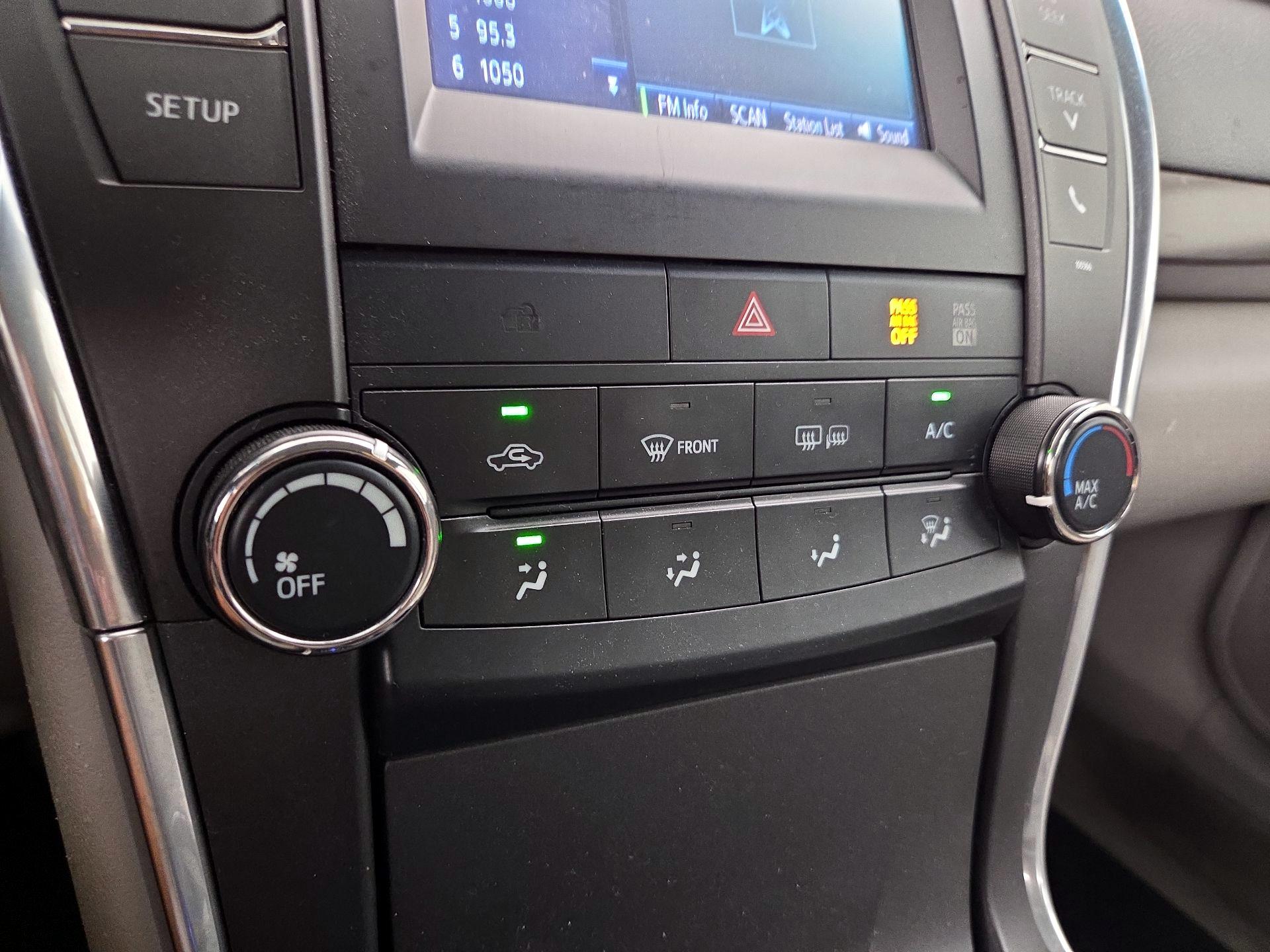 Thumbnail: 2015 Toyota Camry - 16