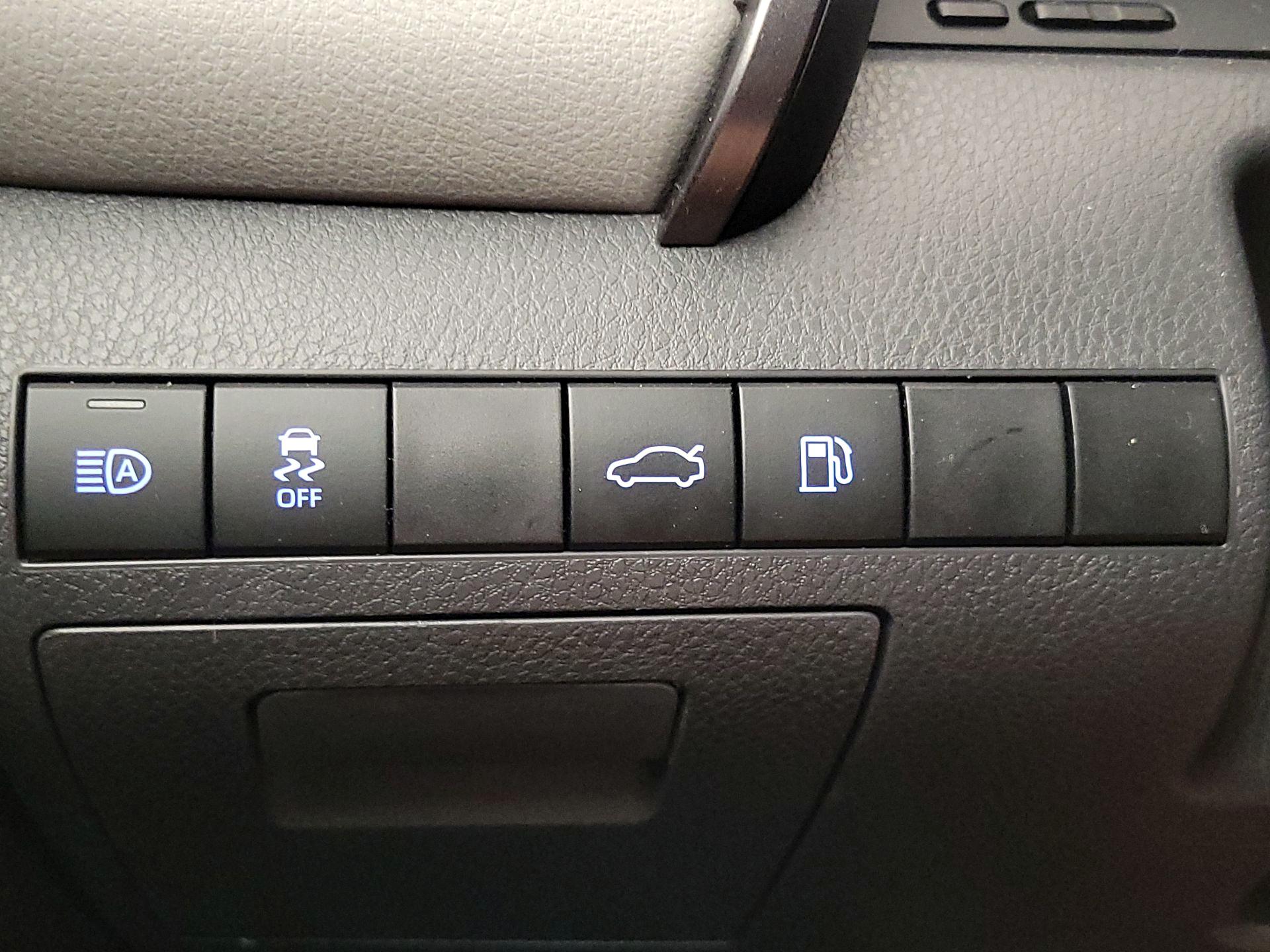 Thumbnail: 2018 Toyota Camry - 11
