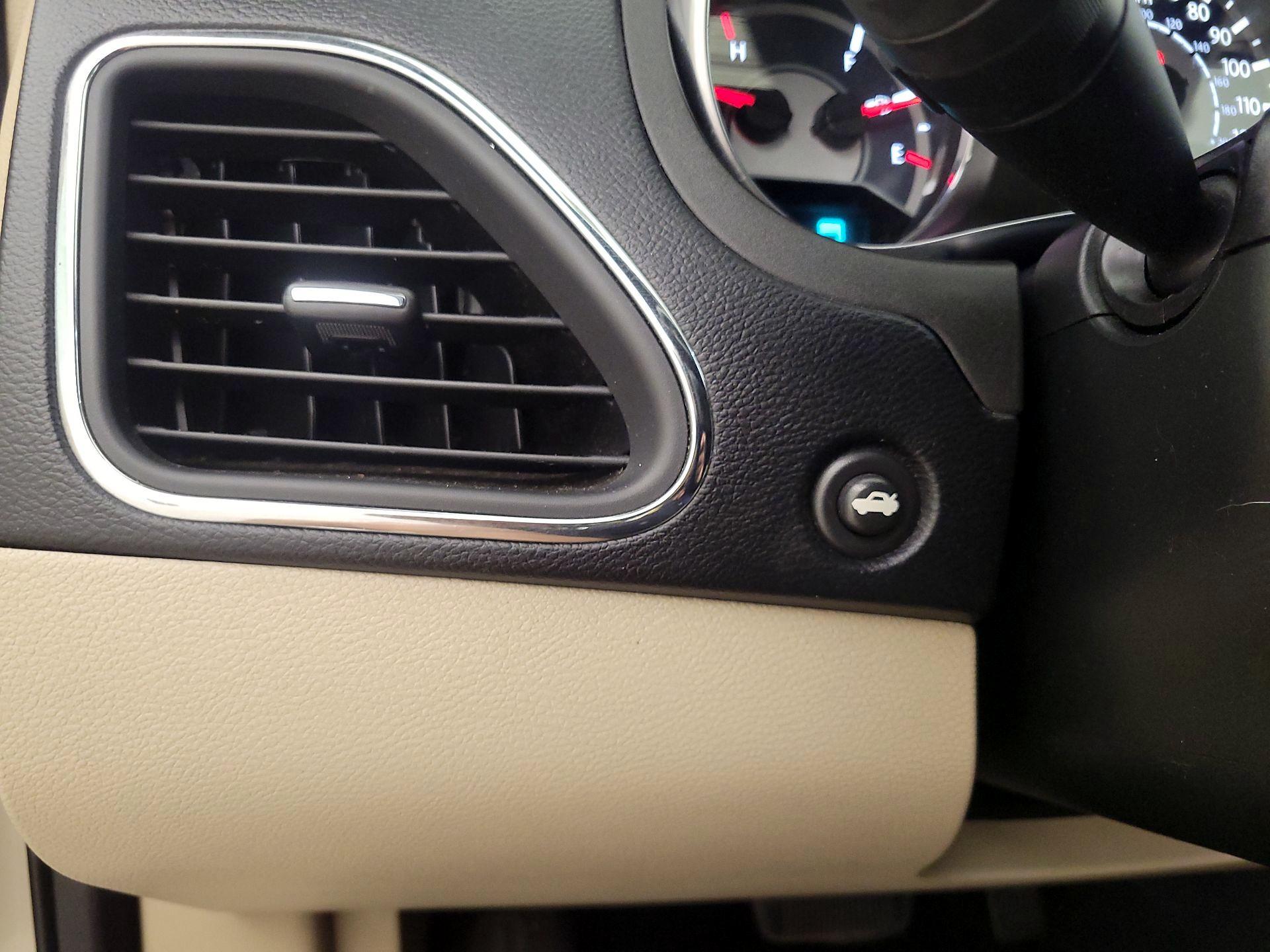 Thumbnail: 2014 Chrysler 200 - 11