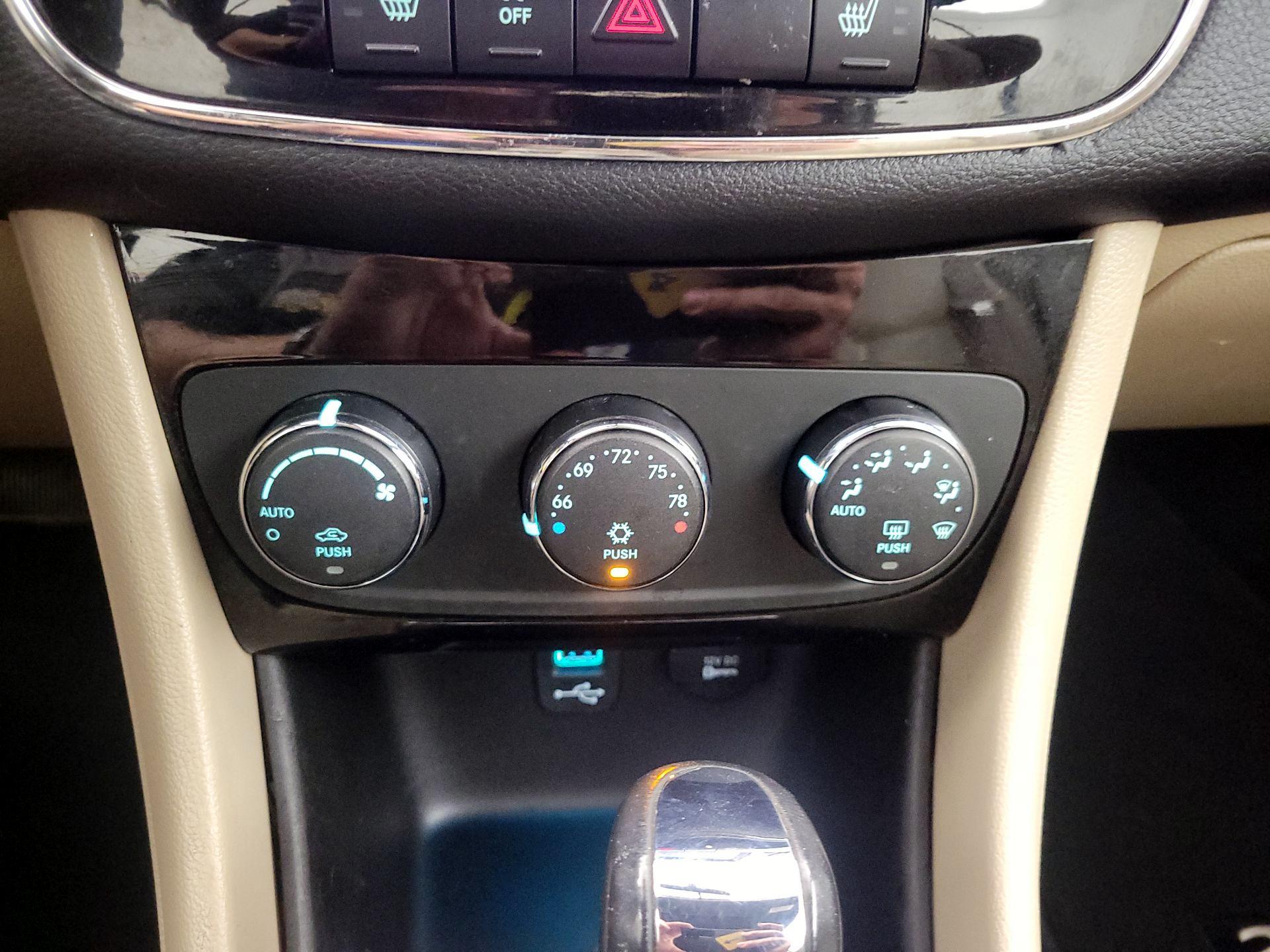 Thumbnail: 2014 Chrysler 200 - 13