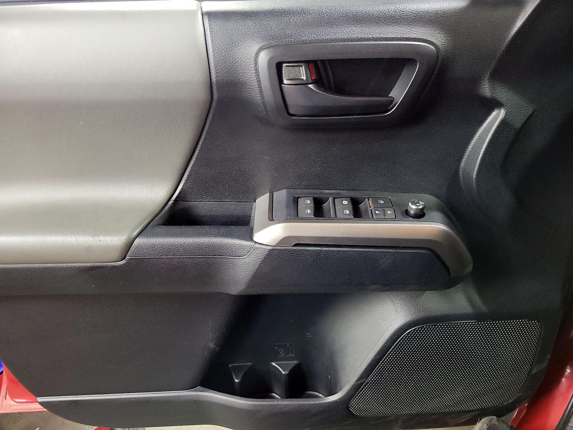 Thumbnail: 2016 Toyota Tacoma - 12