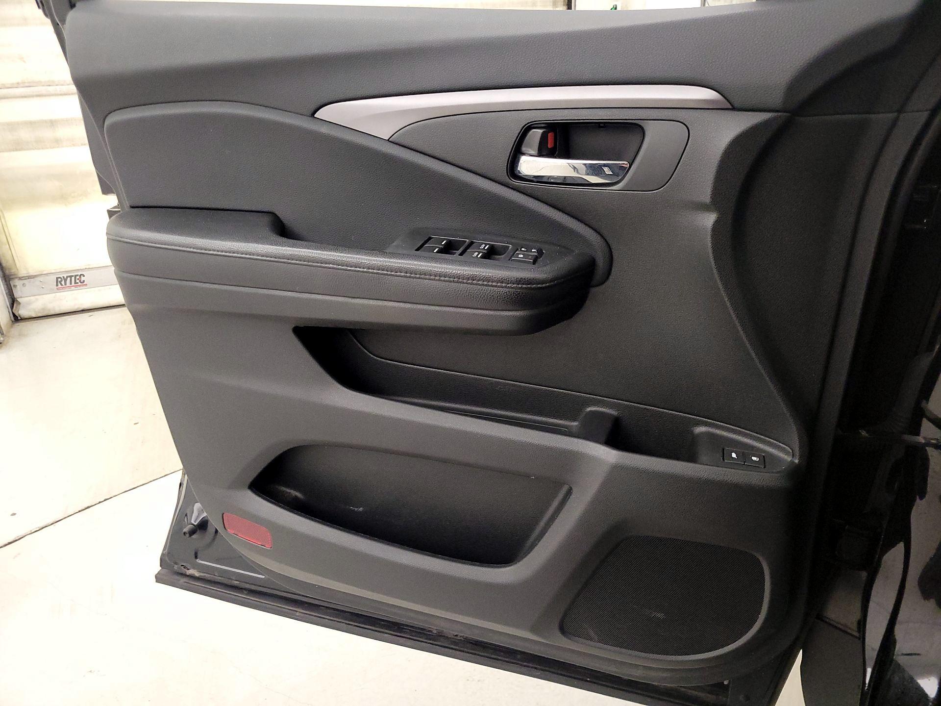 Thumbnail: 2016 Honda Pilot - 12