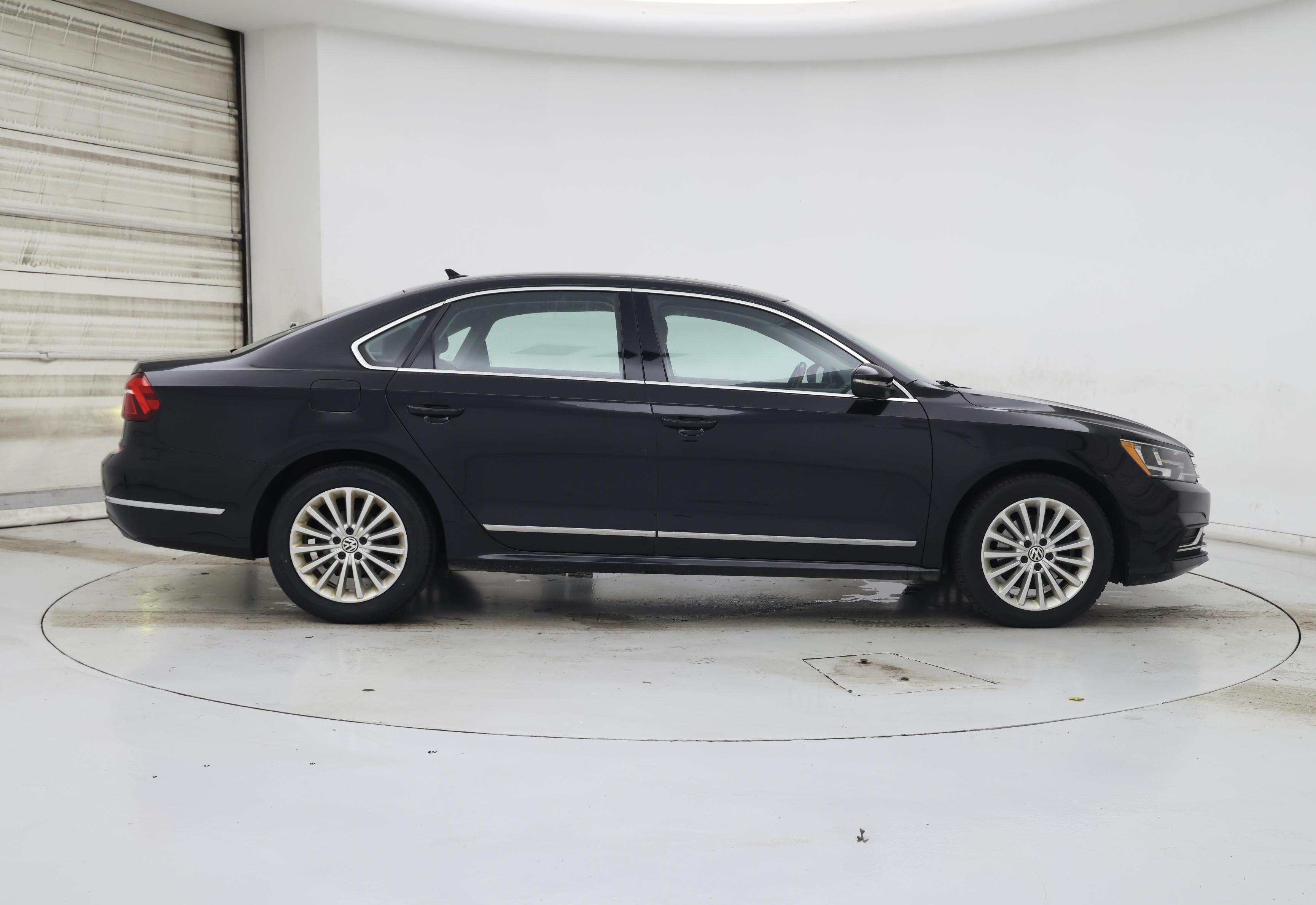 Thumbnail: 2017 Volkswagen Passat - 7