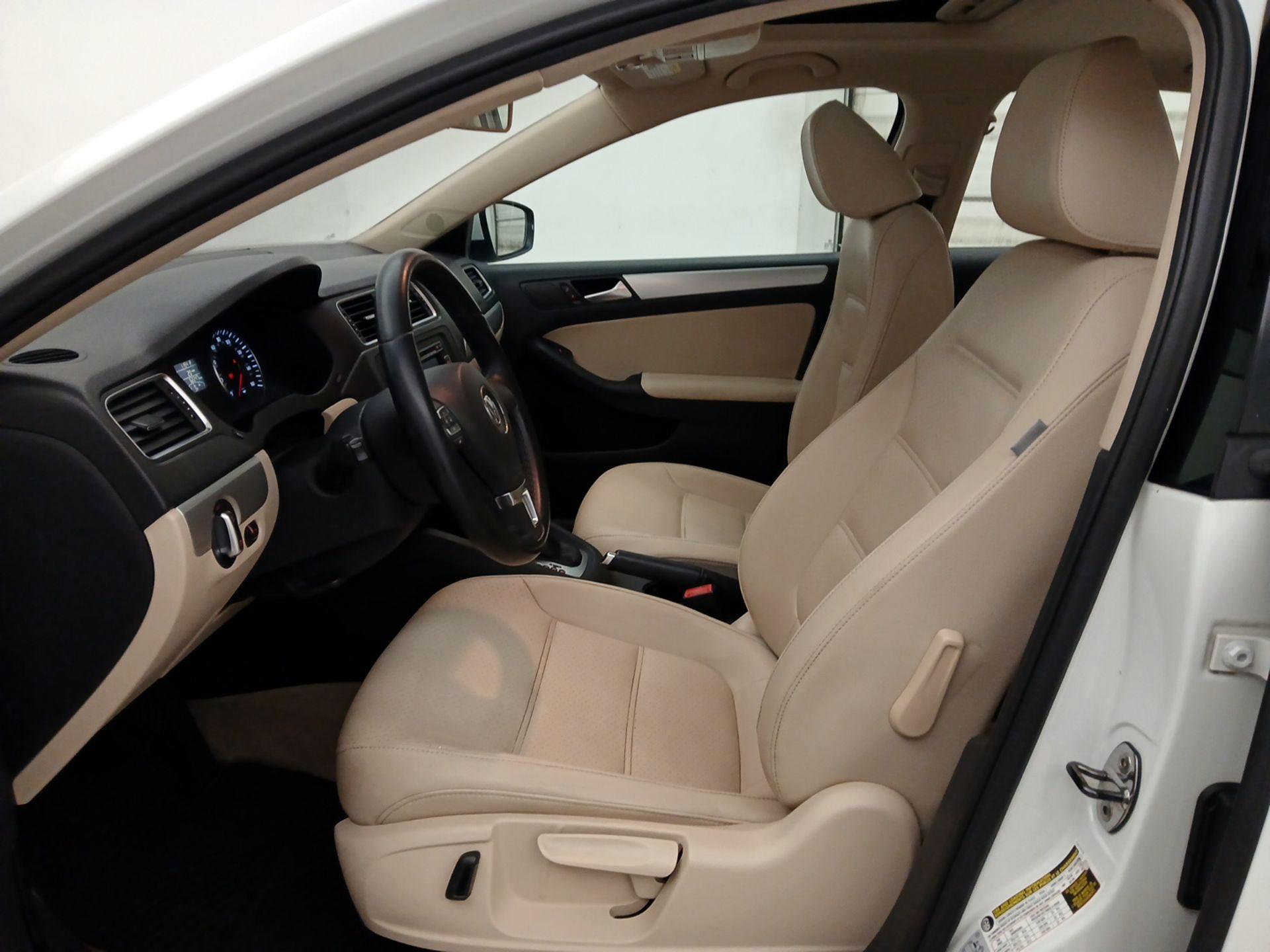 Thumbnail: 2014 Volkswagen Jetta - 11
