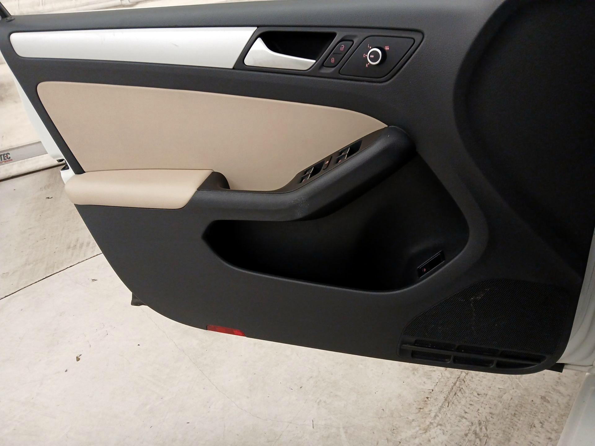 Thumbnail: 2014 Volkswagen Jetta - 12