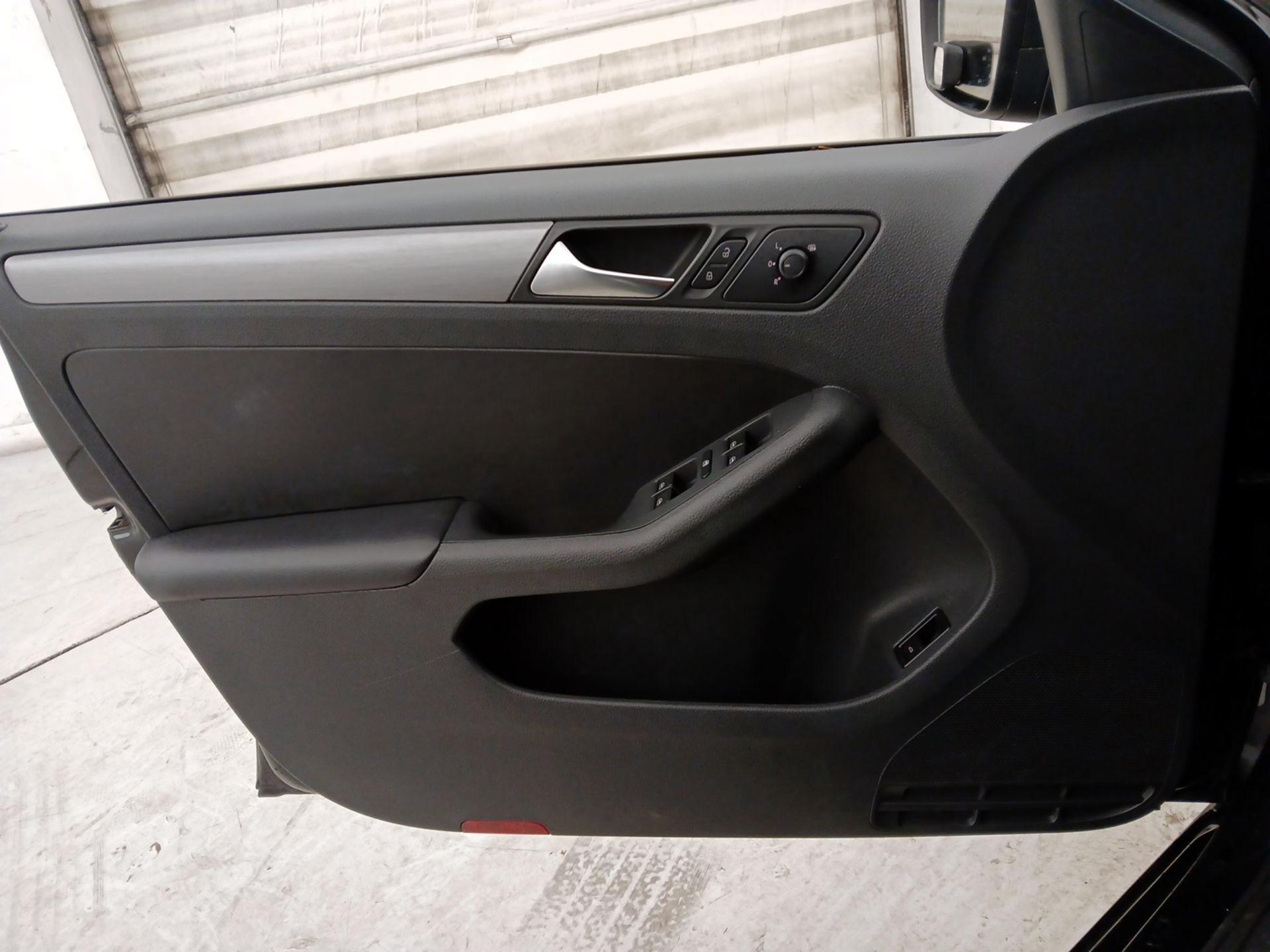 Thumbnail: 2016 Volkswagen Jetta - 12