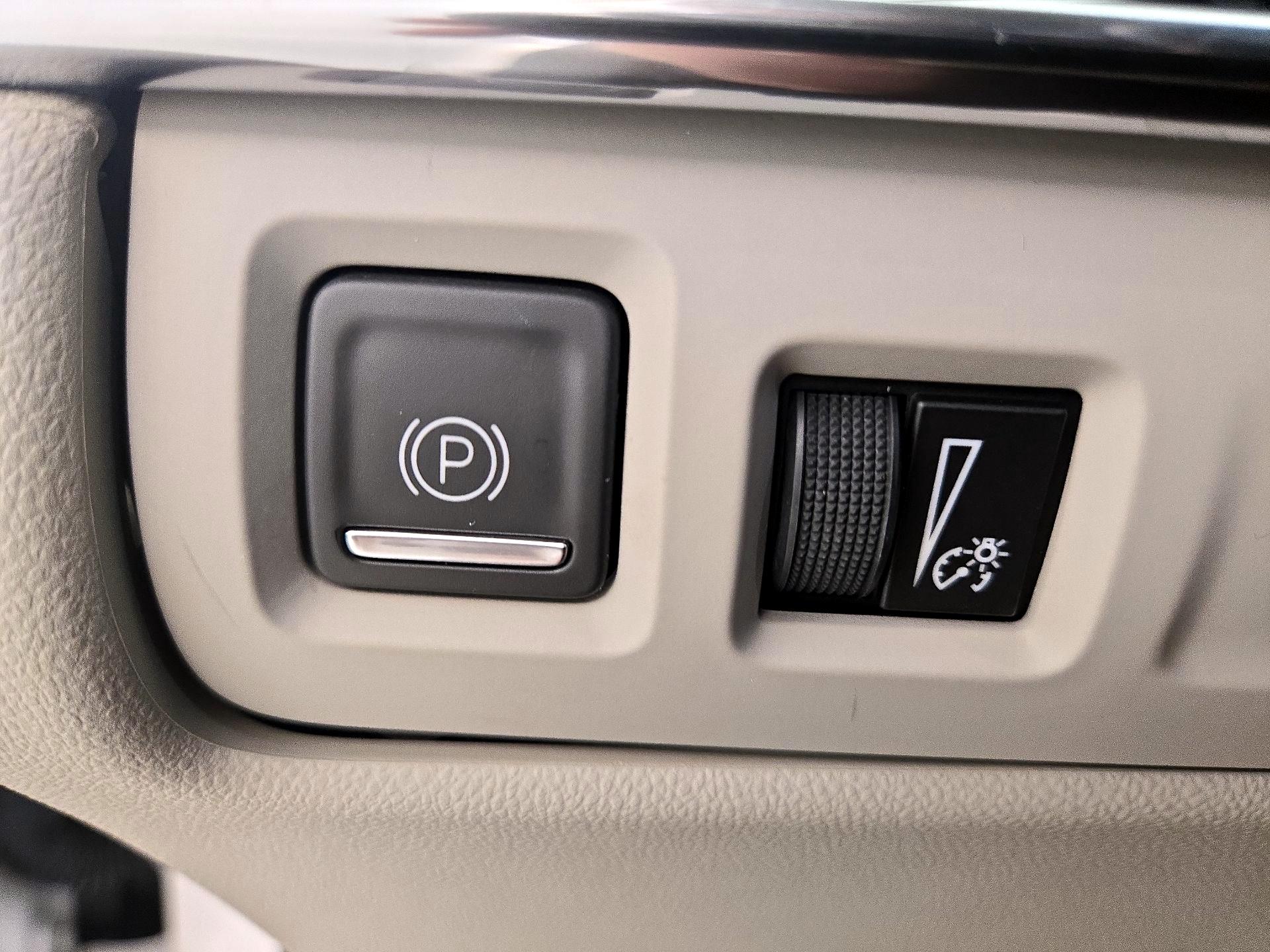 Thumbnail: 2023 Cadillac XT4 - 13