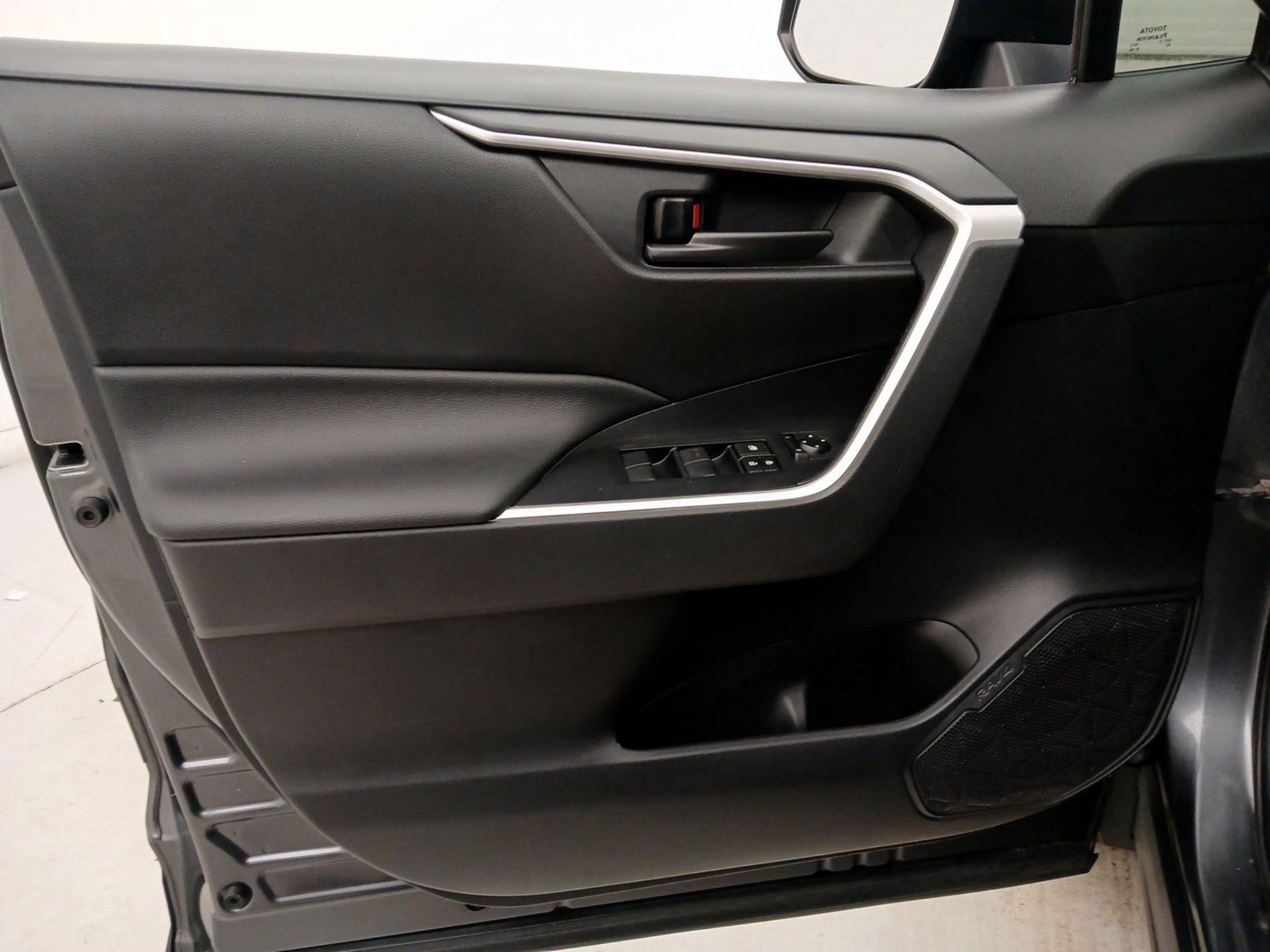Thumbnail: 2021 Toyota RAV4 - 12