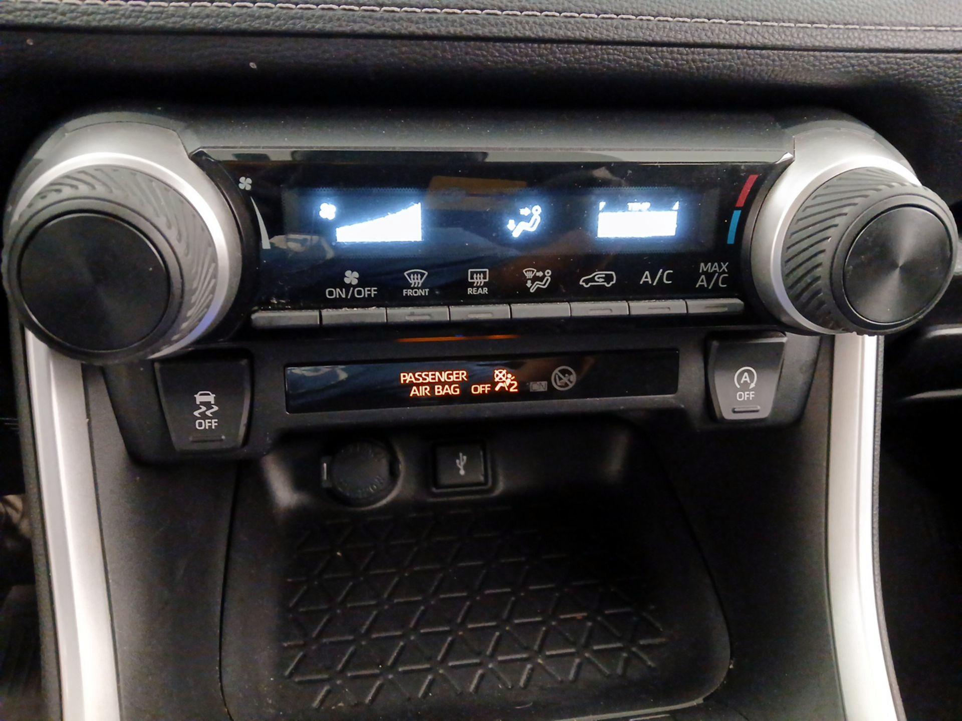 Thumbnail: 2021 Toyota RAV4 - 16