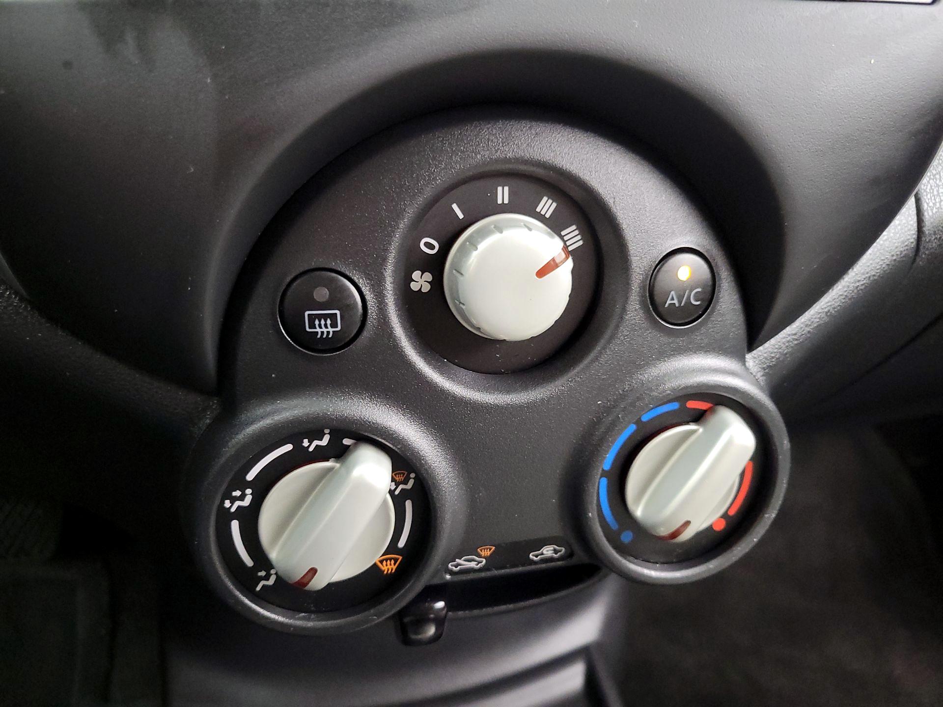 Thumbnail: 2014 Nissan Versa Note - 16