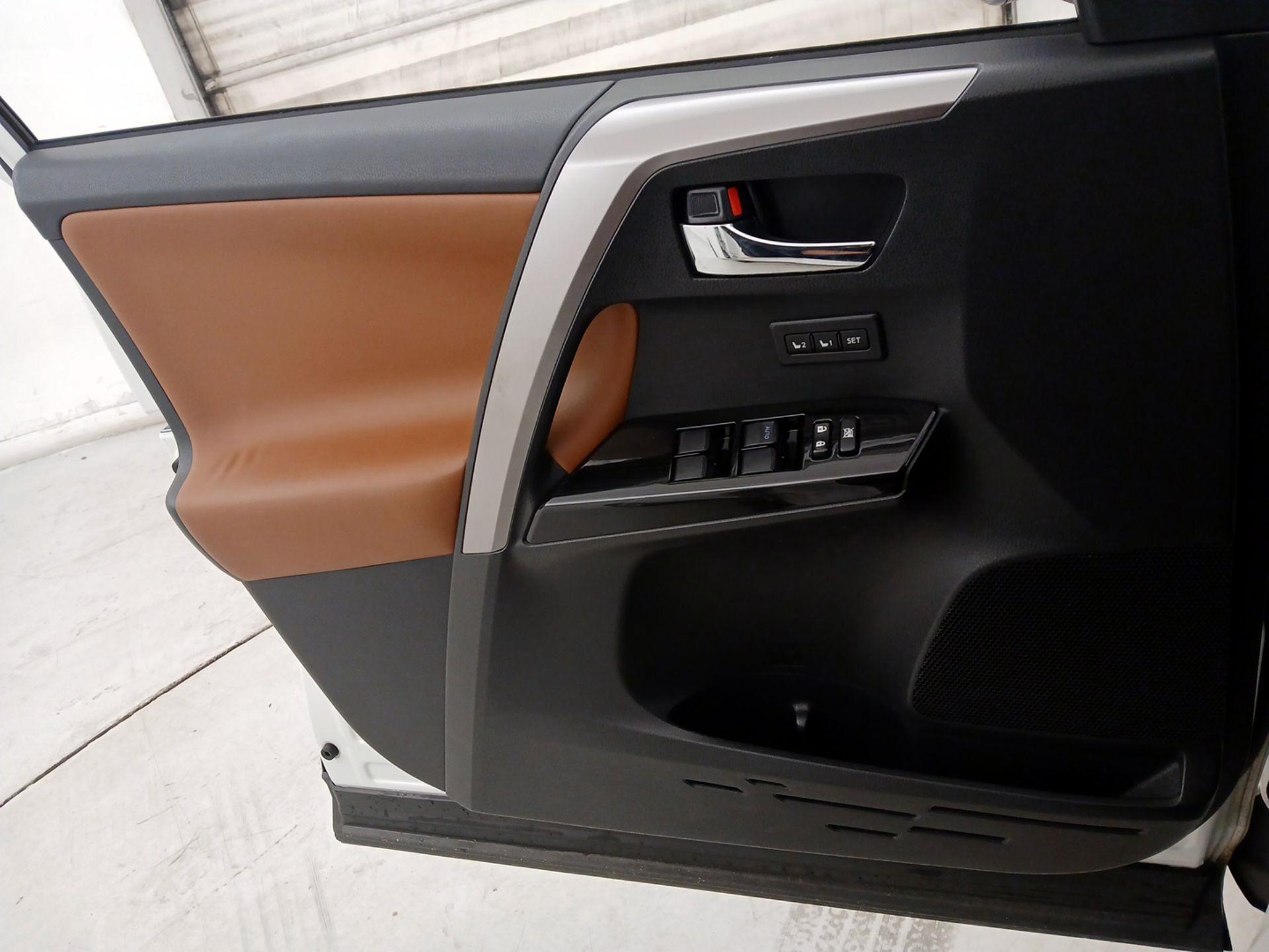 Thumbnail: 2016 Toyota RAV4 - 12