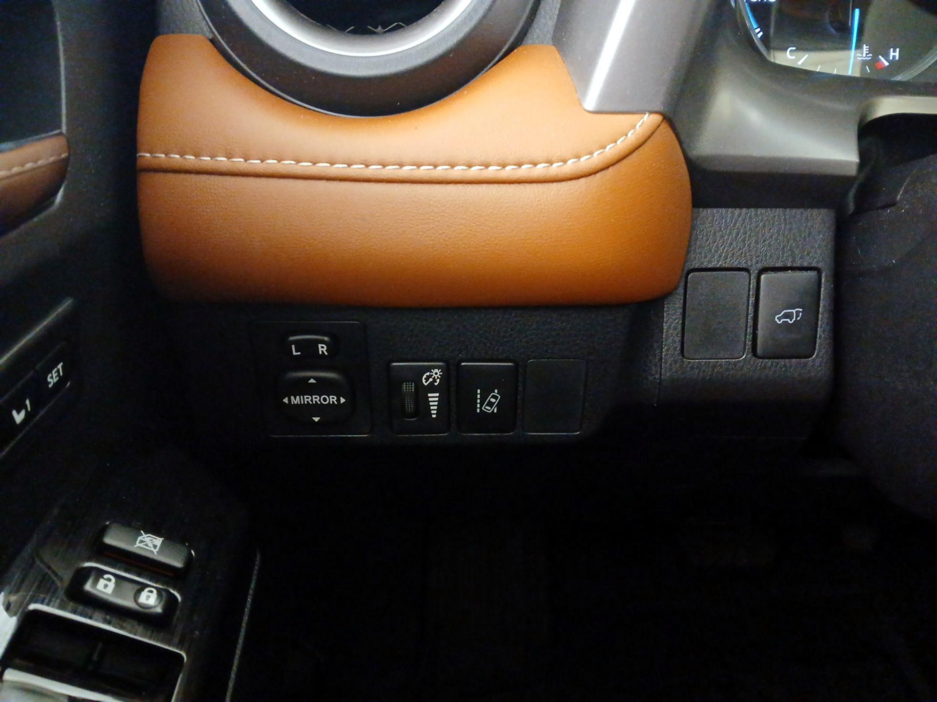 Thumbnail: 2016 Toyota RAV4 - 13