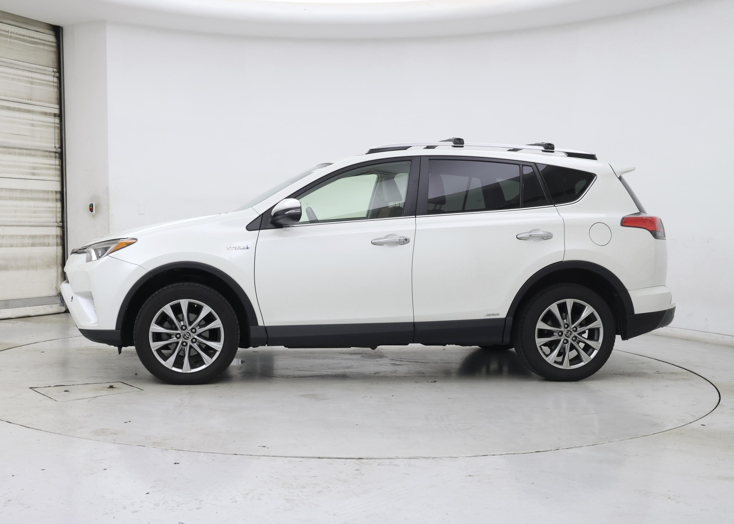 Thumbnail: 2016 Toyota RAV4 - 3