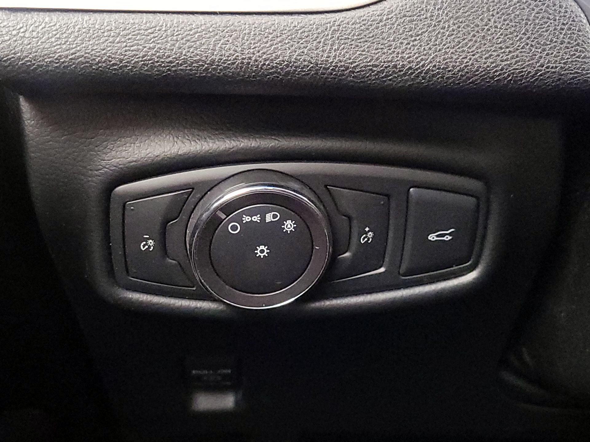 Thumbnail: 2015 Lincoln MKZ - 13