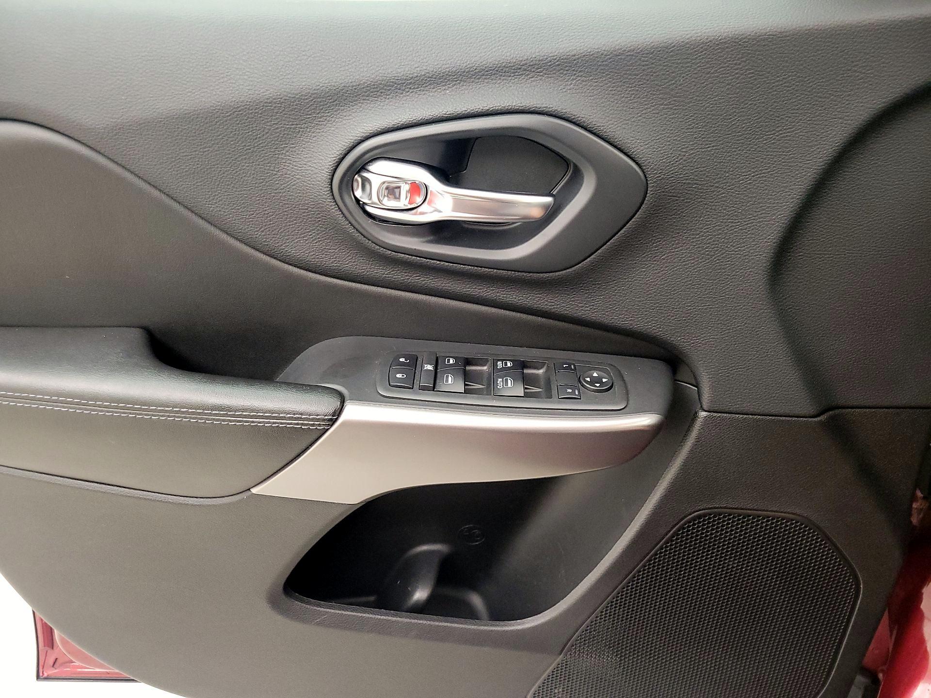 Thumbnail: 2019 Jeep Cherokee - 12