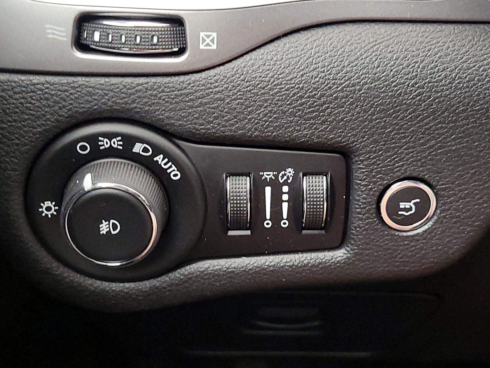 Thumbnail: 2019 Jeep Cherokee - 13