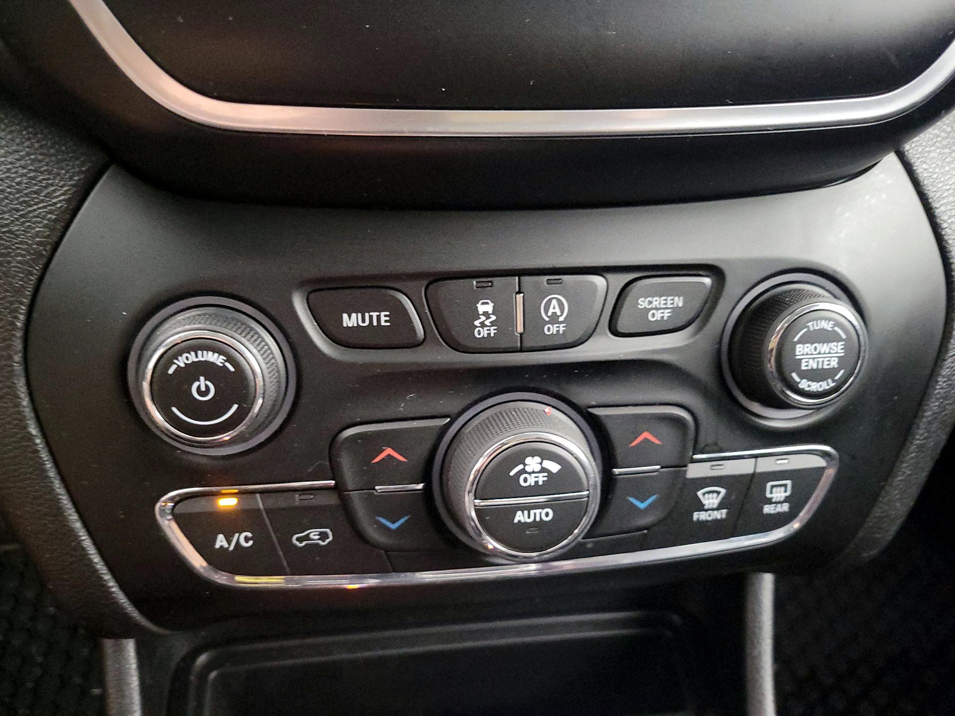 Thumbnail: 2019 Jeep Cherokee - 16