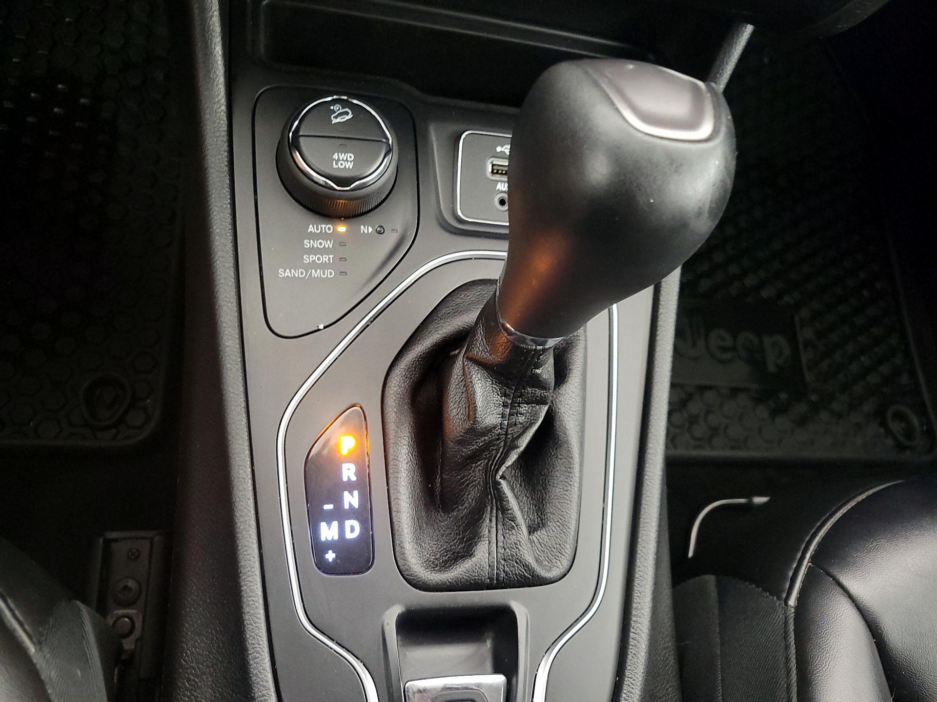 Thumbnail: 2019 Jeep Cherokee - 17