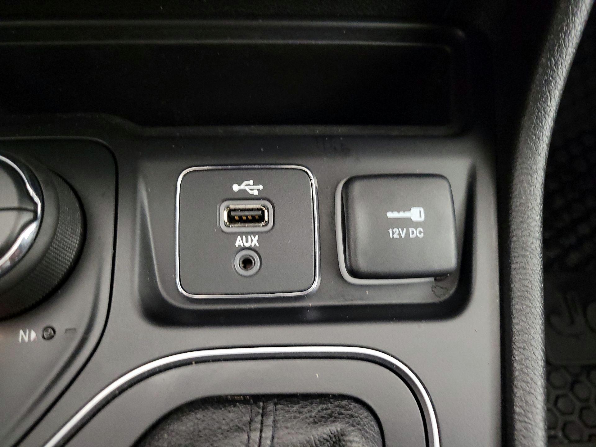 Thumbnail: 2019 Jeep Cherokee - 18