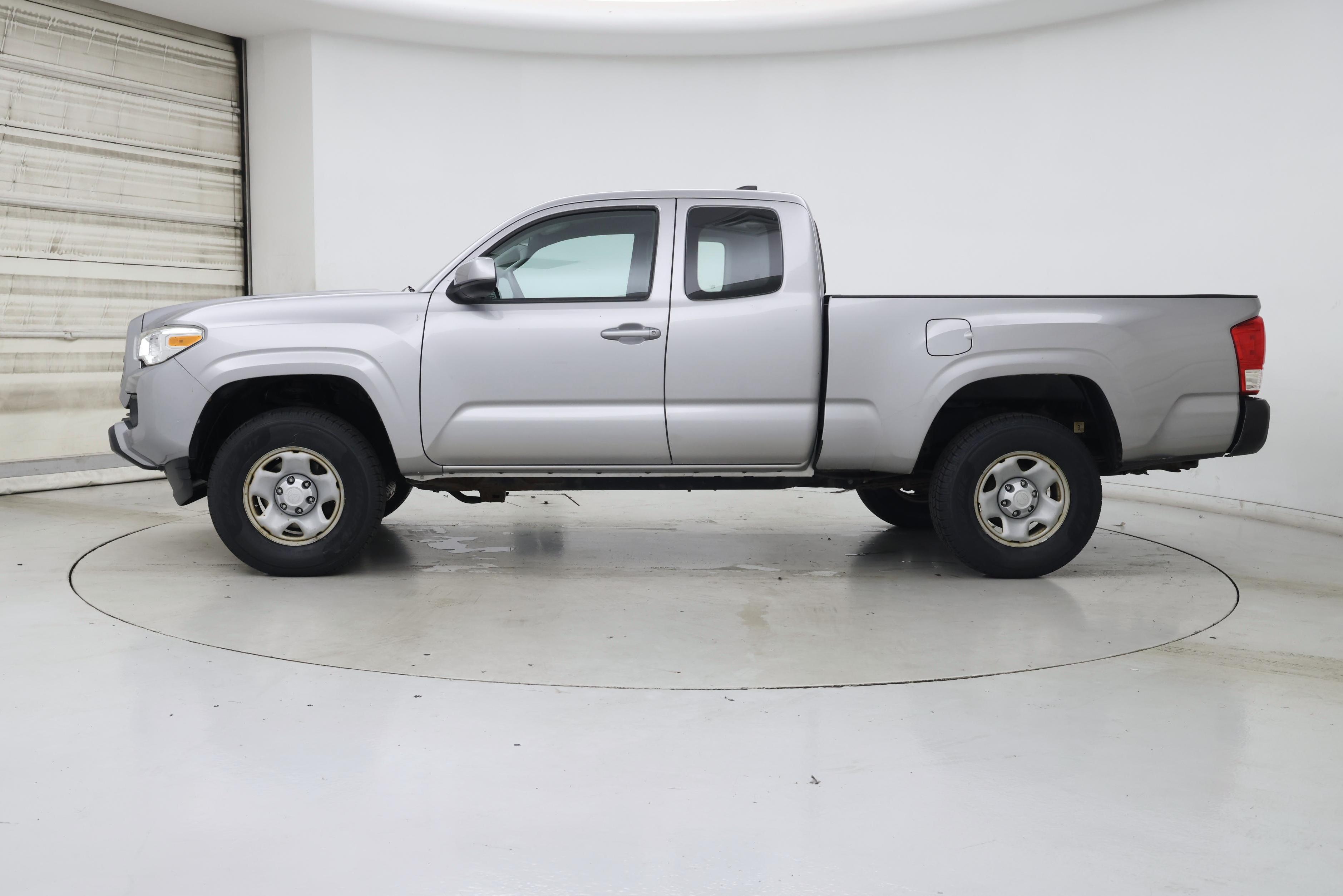 Thumbnail: 2017 Toyota Tacoma - 3
