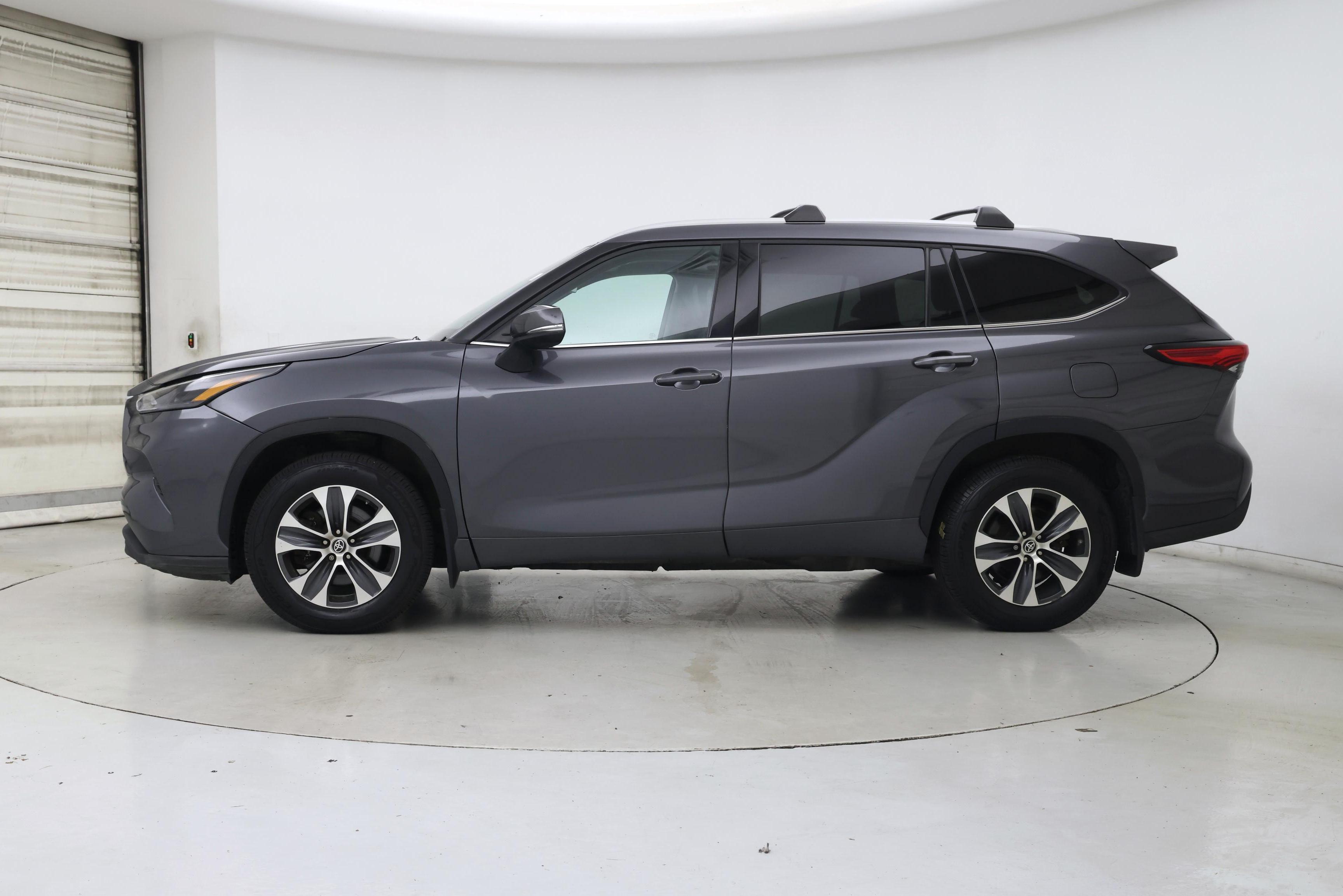 Thumbnail: 2022 Toyota Highlander - 3