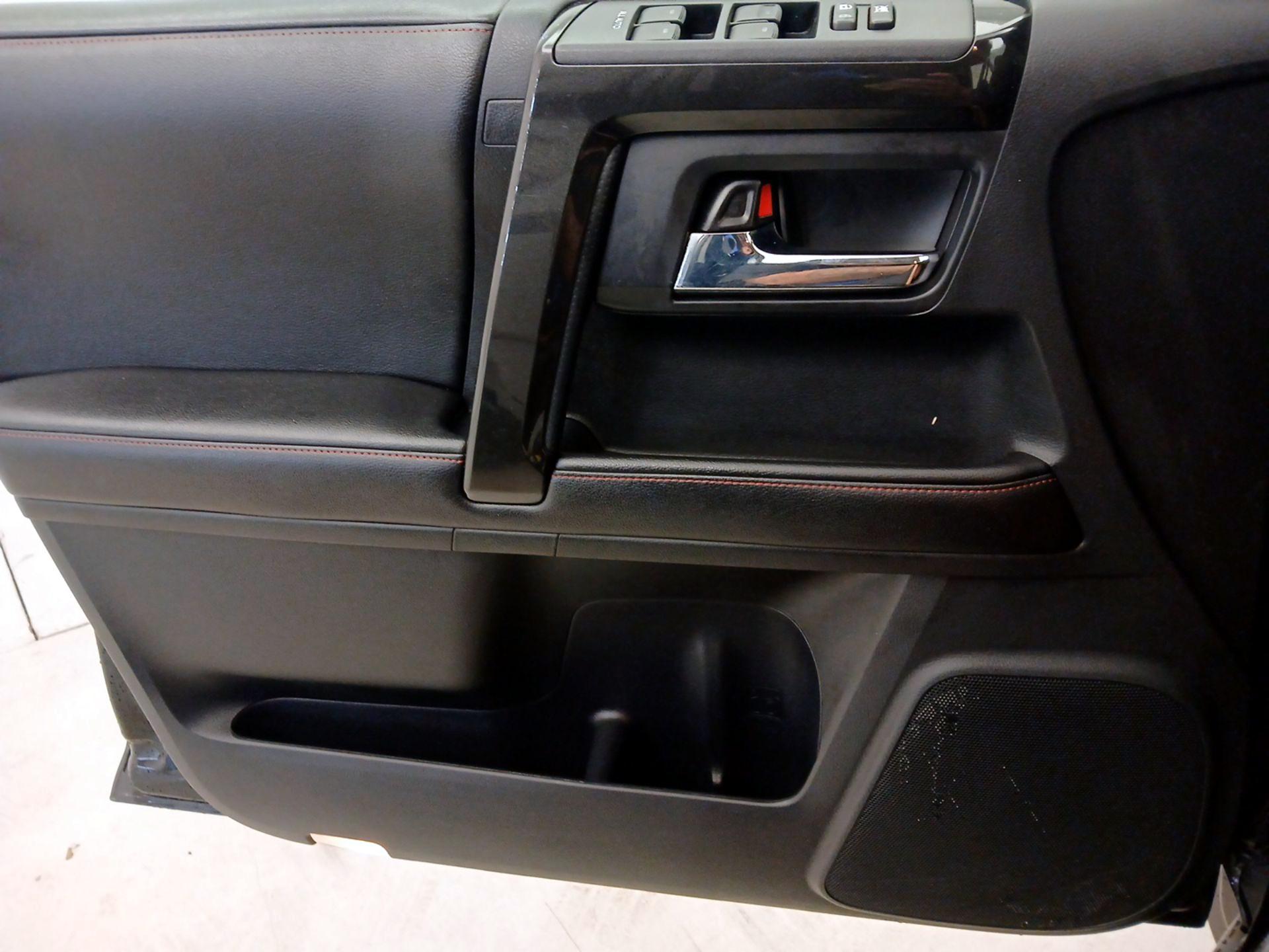 Thumbnail: 2015 Toyota 4Runner - 12