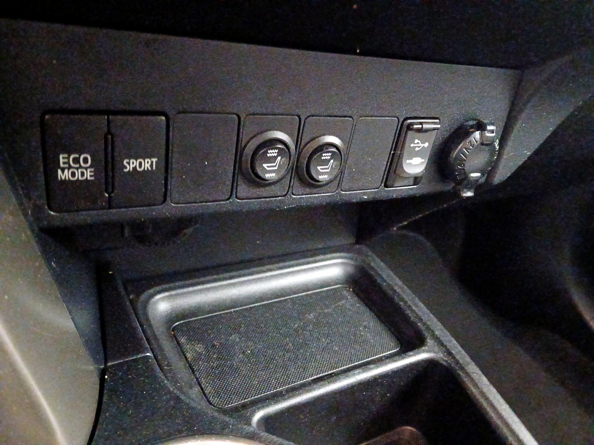 Thumbnail: 2014 Toyota RAV4 - 18