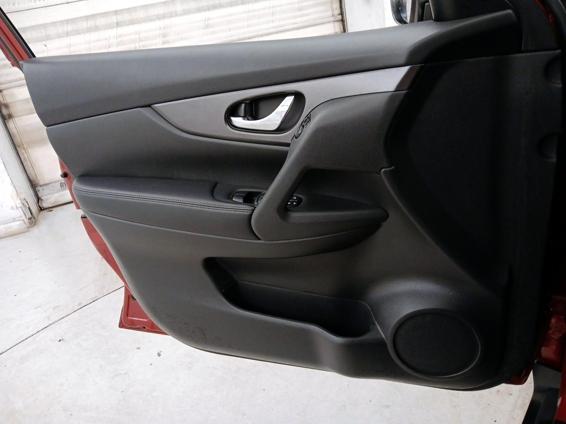 Thumbnail: 2016 Nissan Rogue - 12