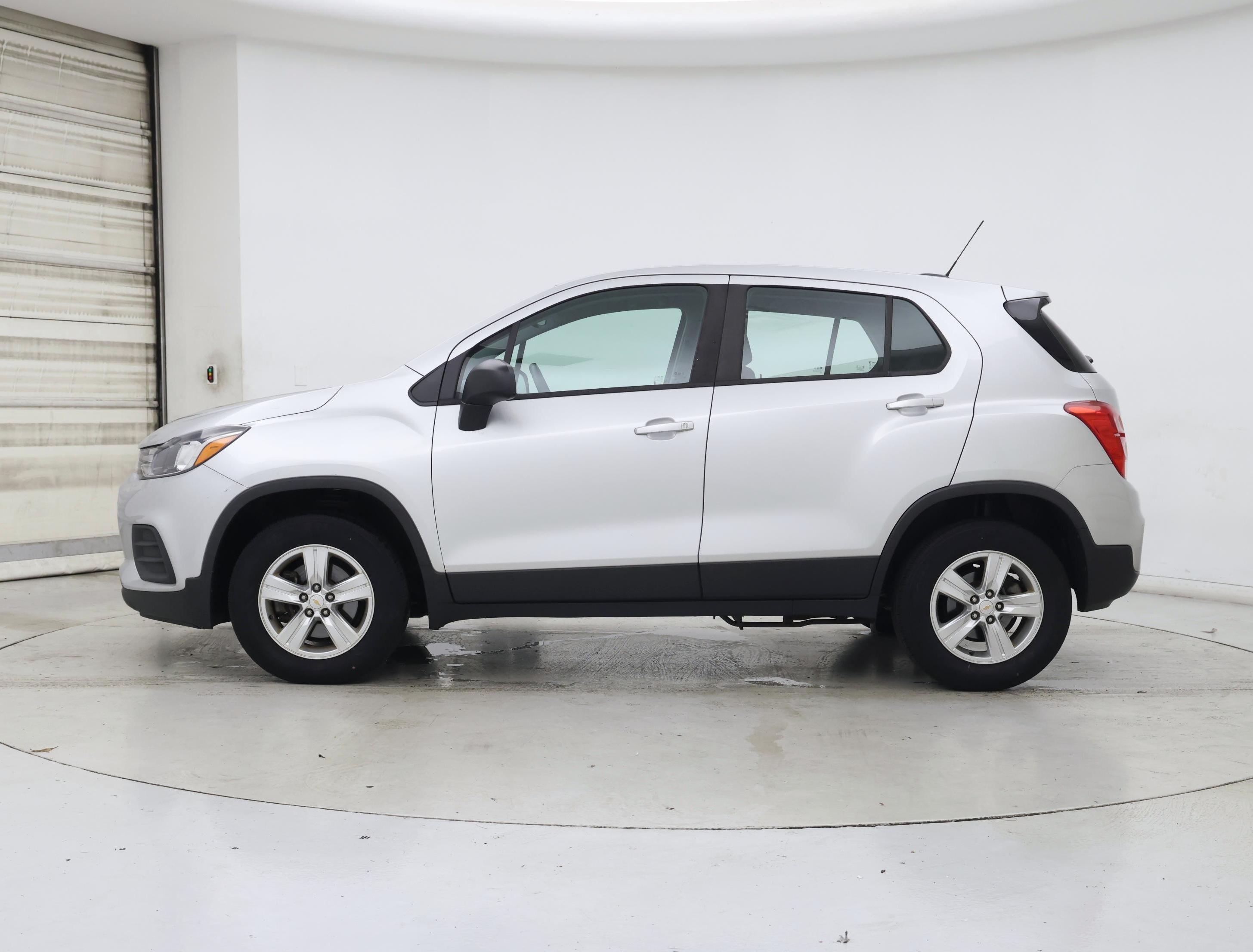 Thumbnail: 2018 Chevrolet Trax - 3