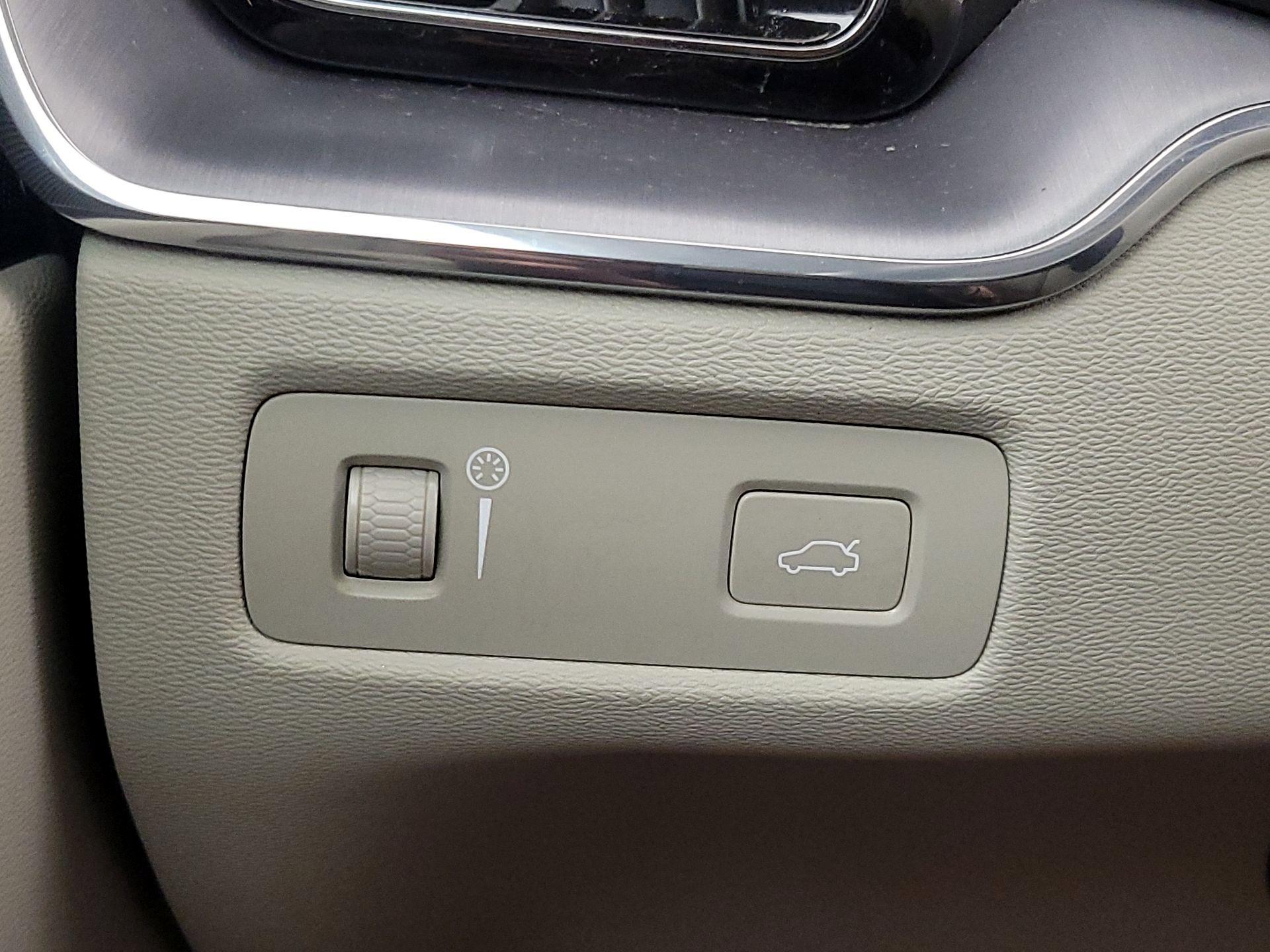 Thumbnail: 2020 Volvo XC60 - 13