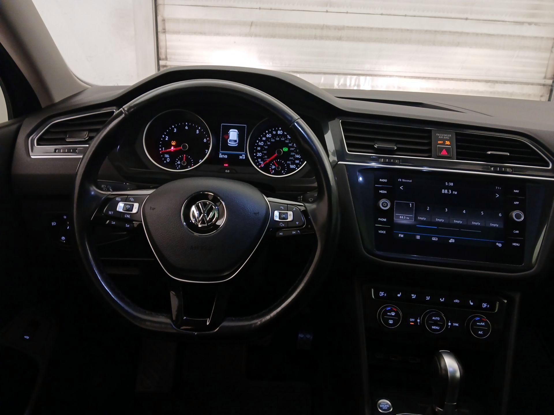 Thumbnail: 2018 Volkswagen Tiguan - 10