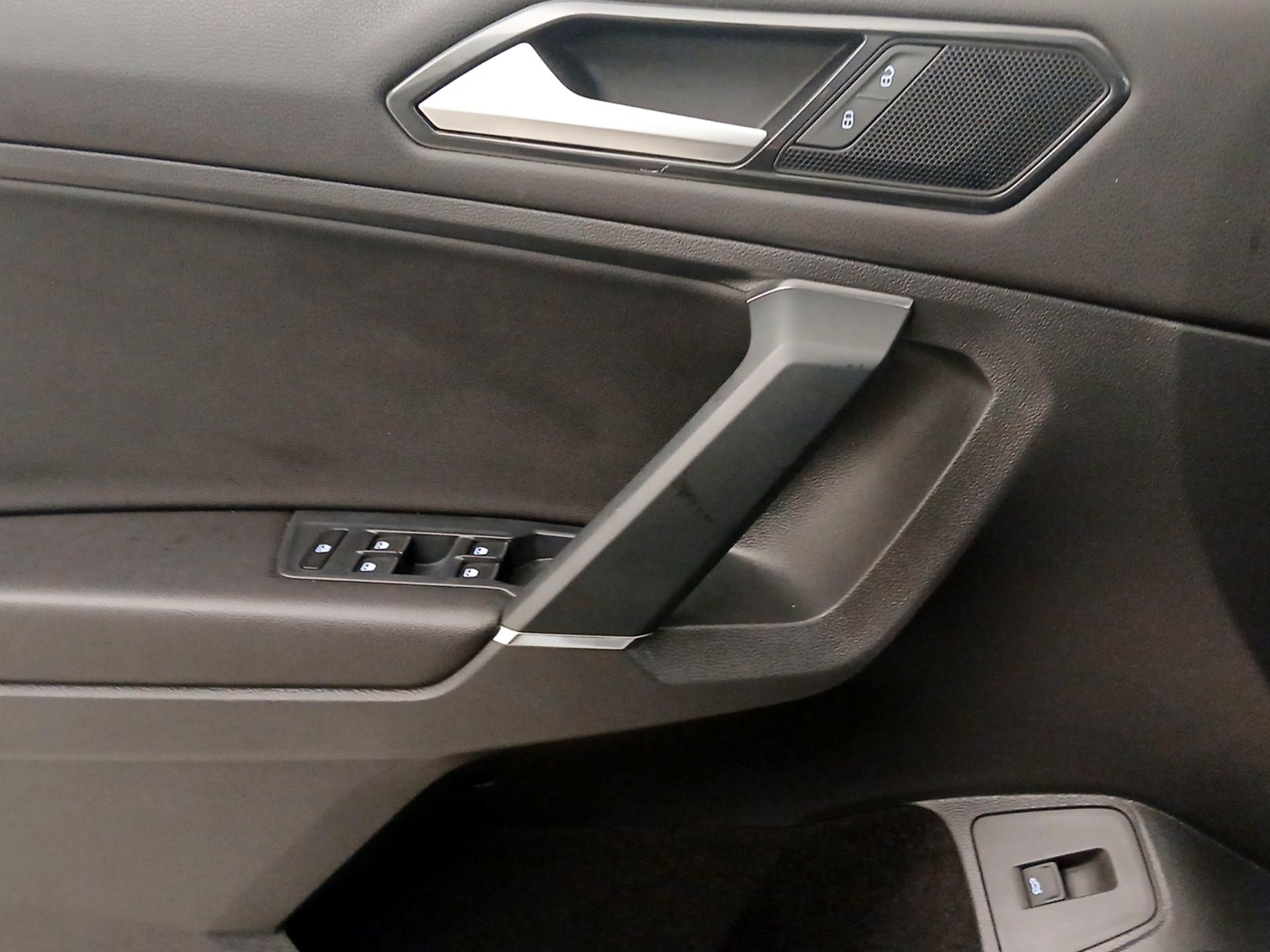 Thumbnail: 2018 Volkswagen Tiguan - 12