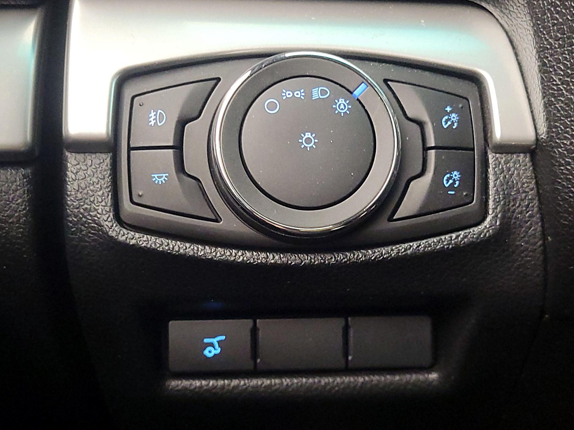 Thumbnail: 2016 Ford Explorer - 13