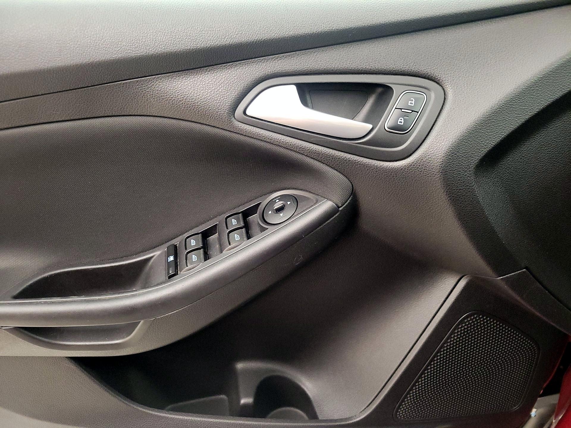 Thumbnail: 2015 Ford Focus - 12