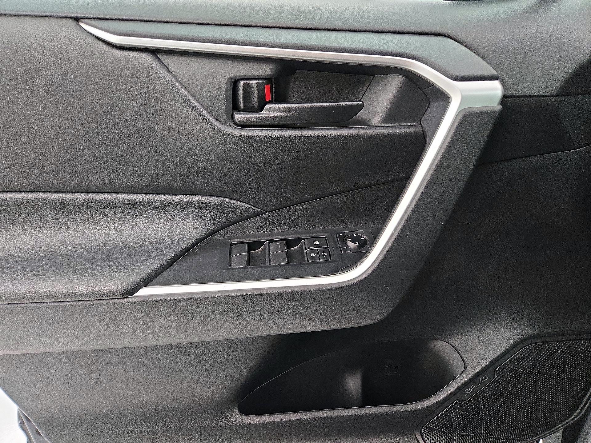 Thumbnail: 2020 Toyota RAV4 - 12