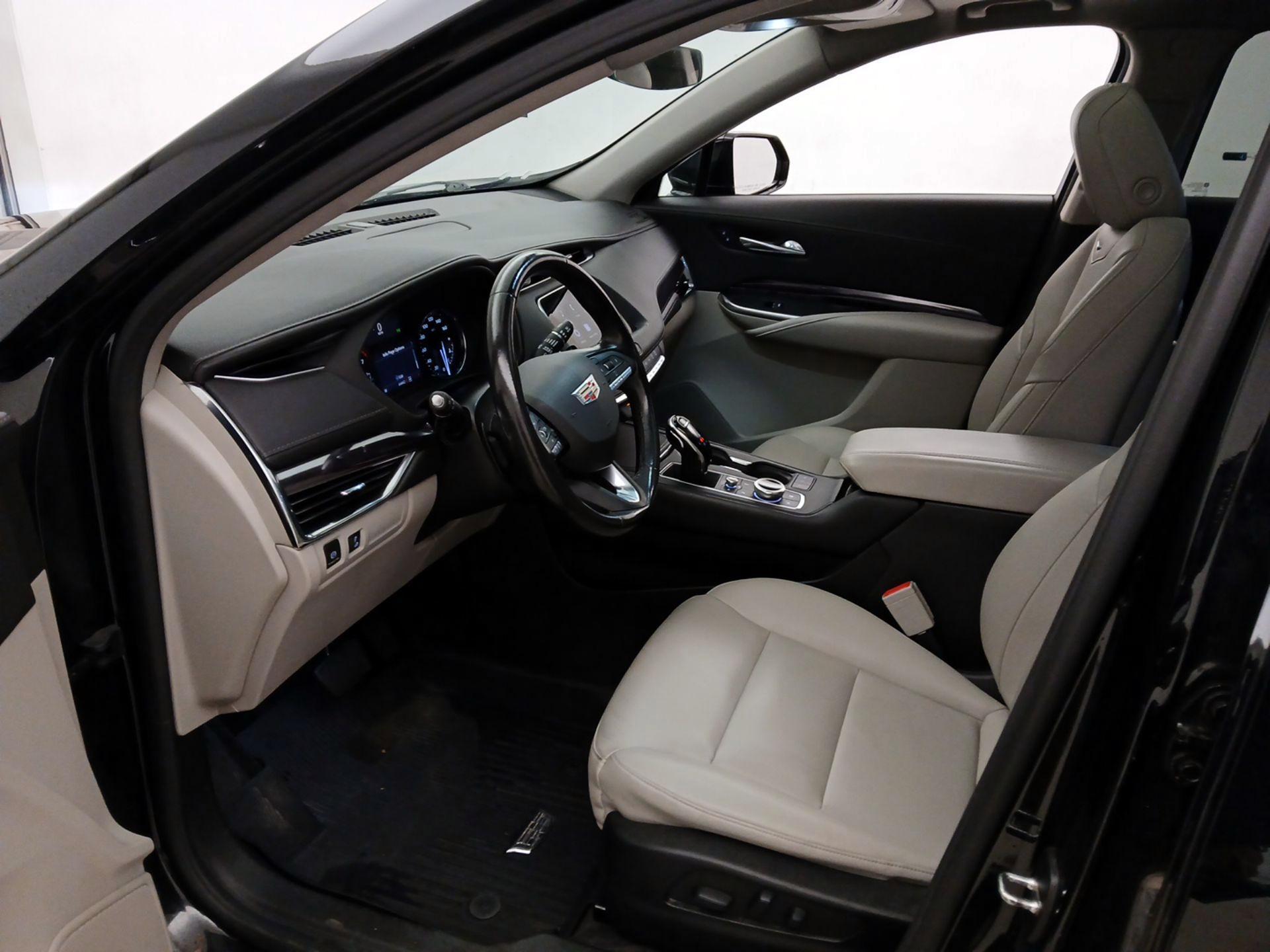 Thumbnail: 2022 Cadillac XT4 - 11