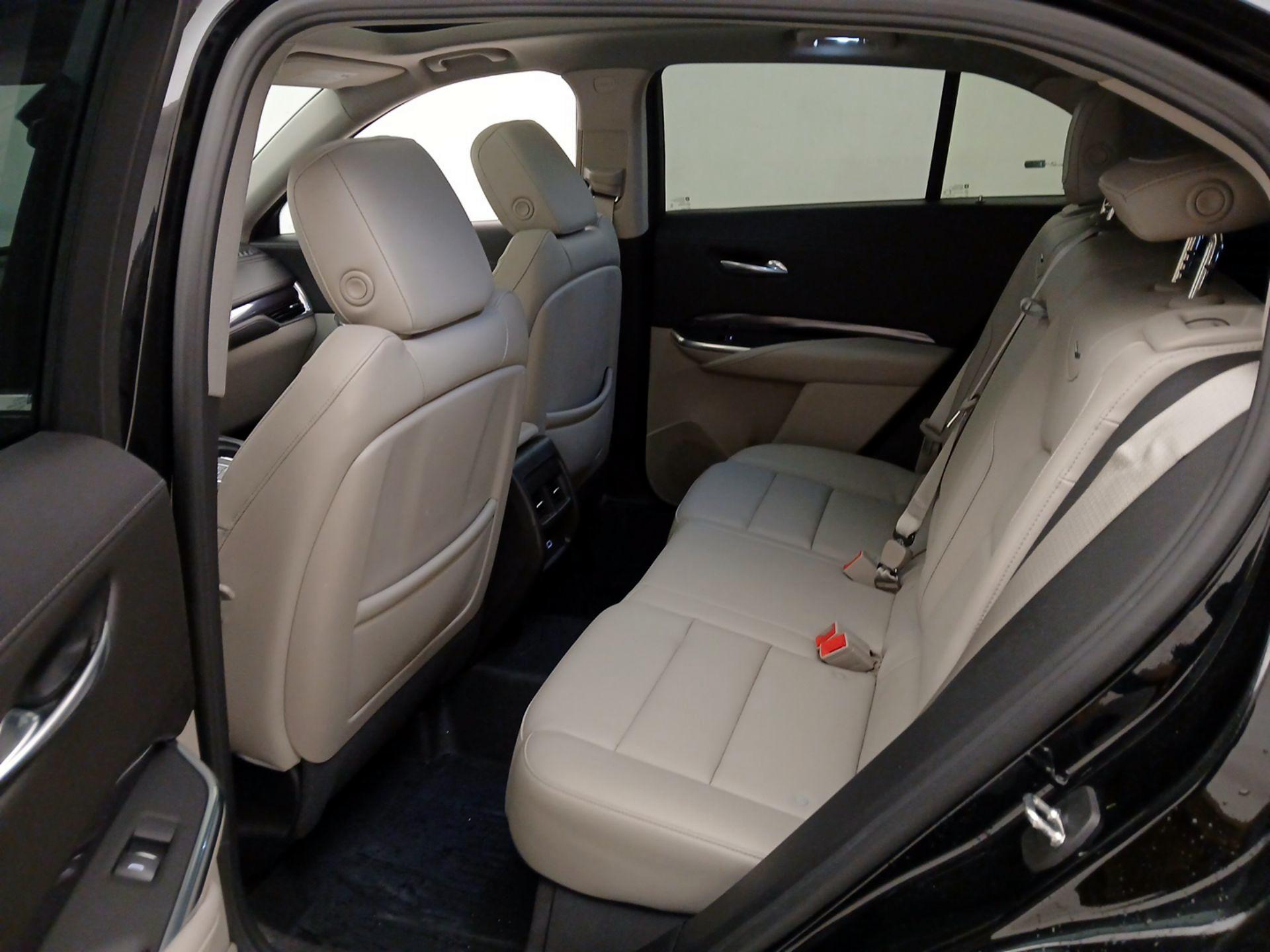 Thumbnail: 2022 Cadillac XT4 - 20