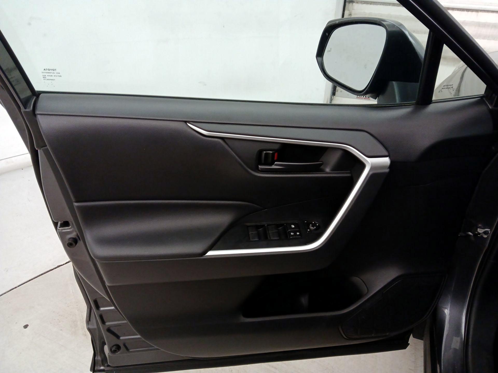 Thumbnail: 2020 Toyota RAV4 - 12