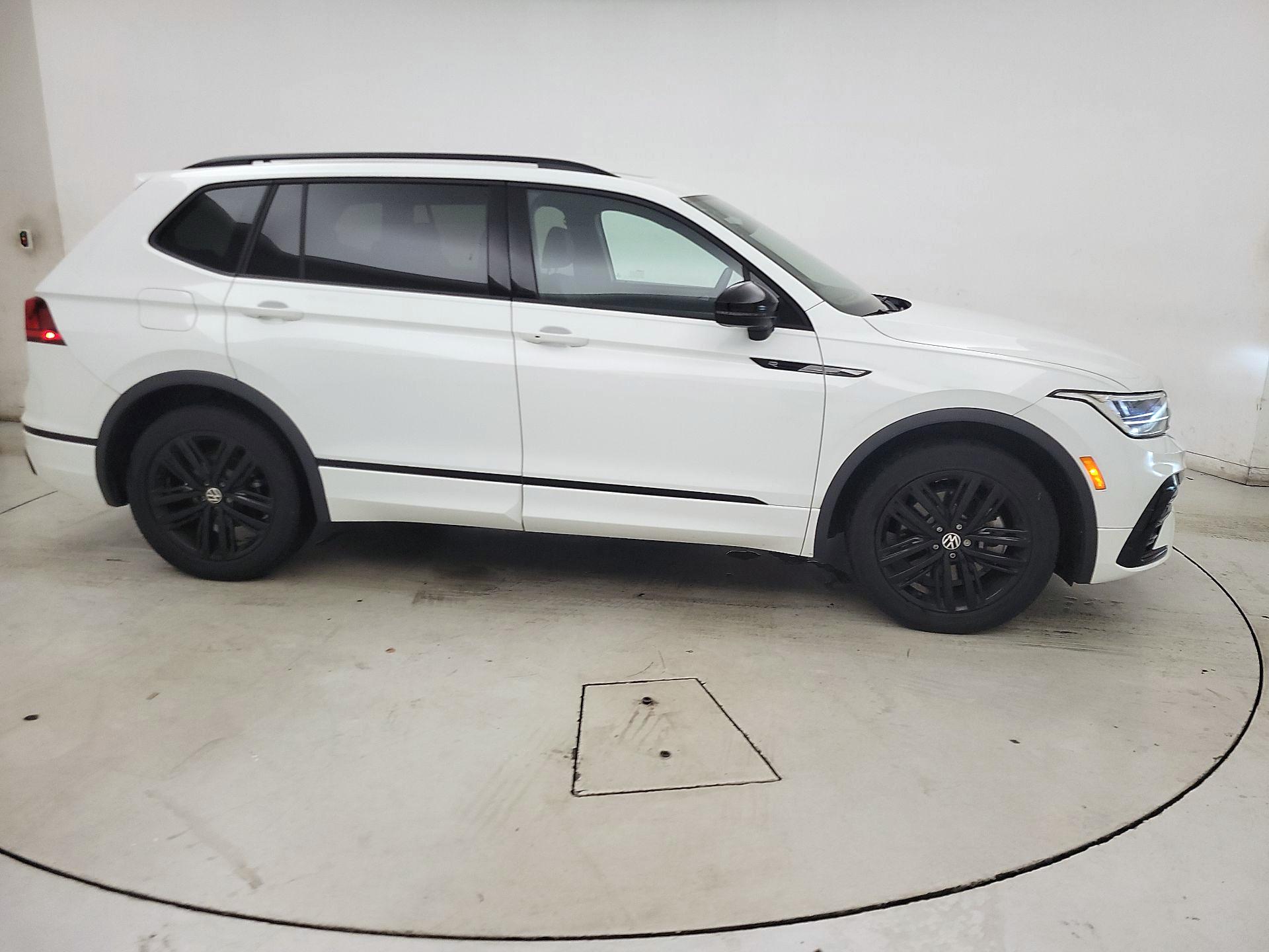 Thumbnail: 2022 Volkswagen Tiguan - 4