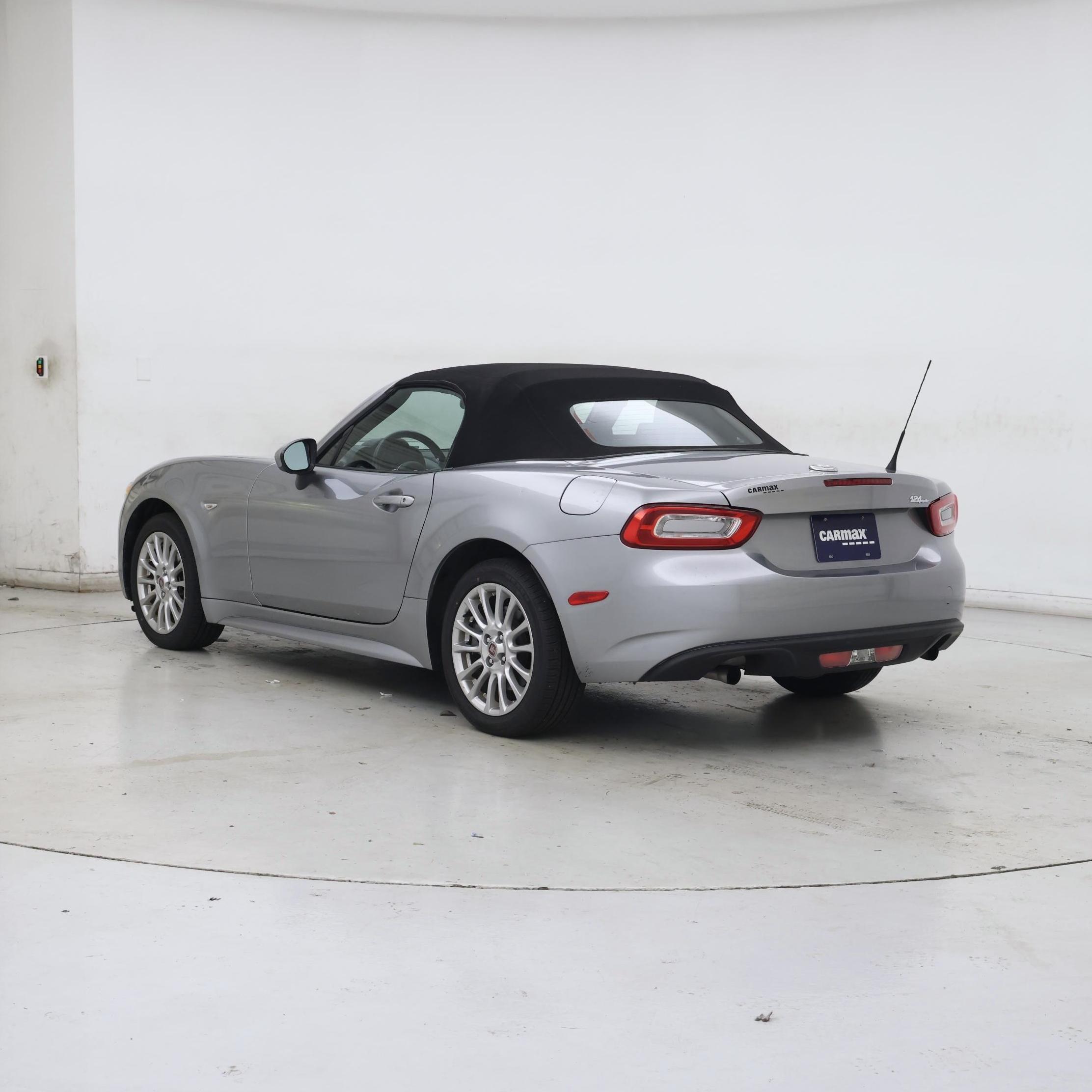 Thumbnail: 2017 Fiat 124 Spider - 2