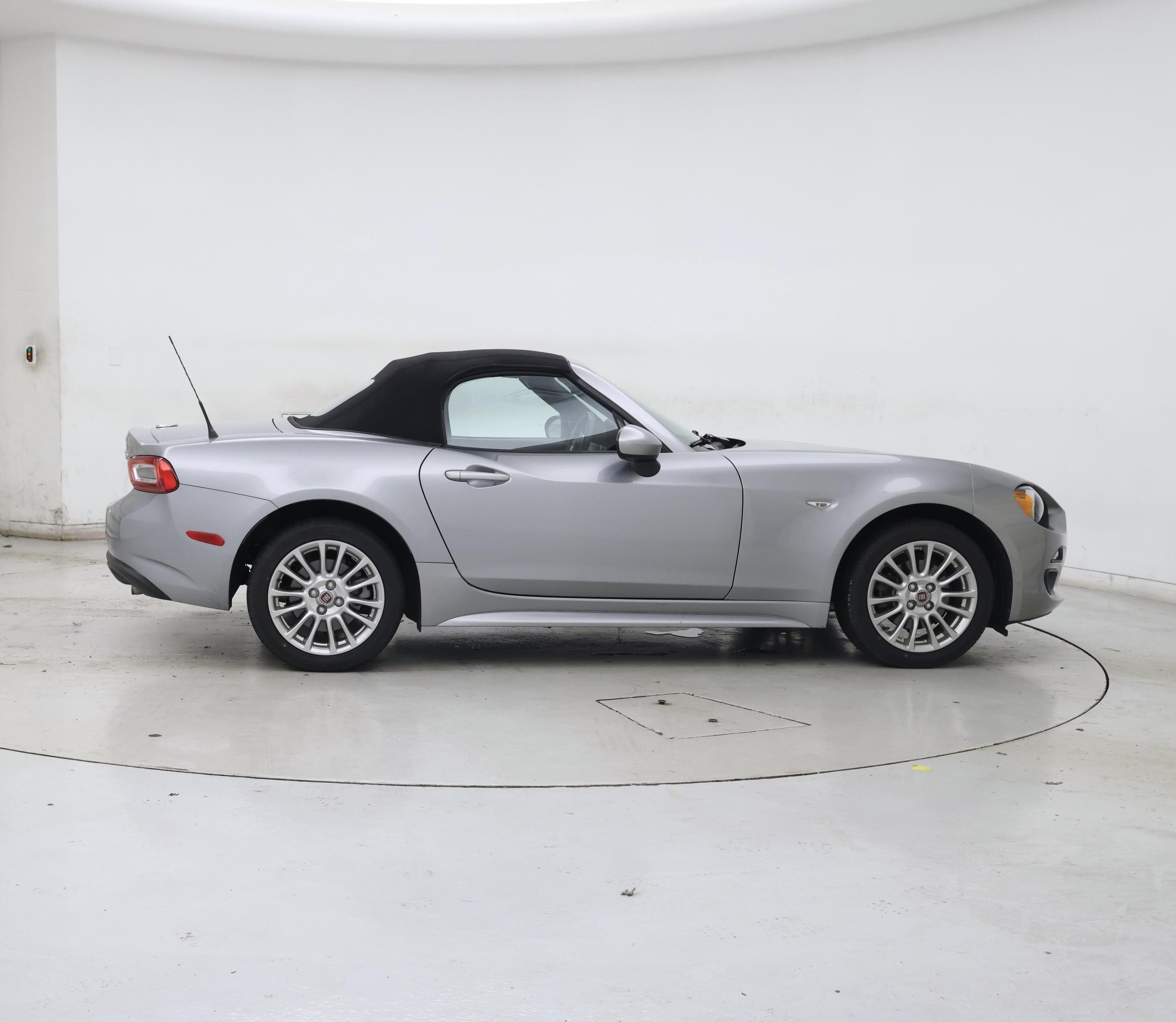 Thumbnail: 2017 Fiat 124 Spider - 7