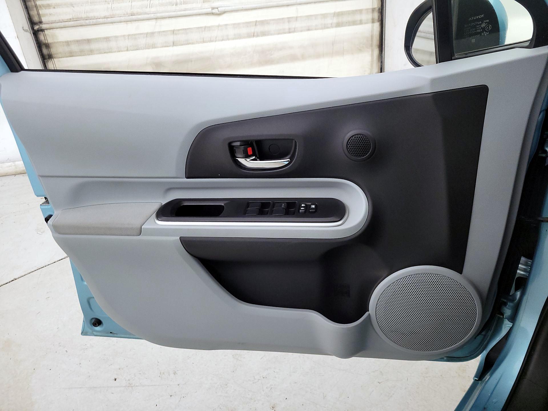 Thumbnail: 2014 Toyota Prius c - 12