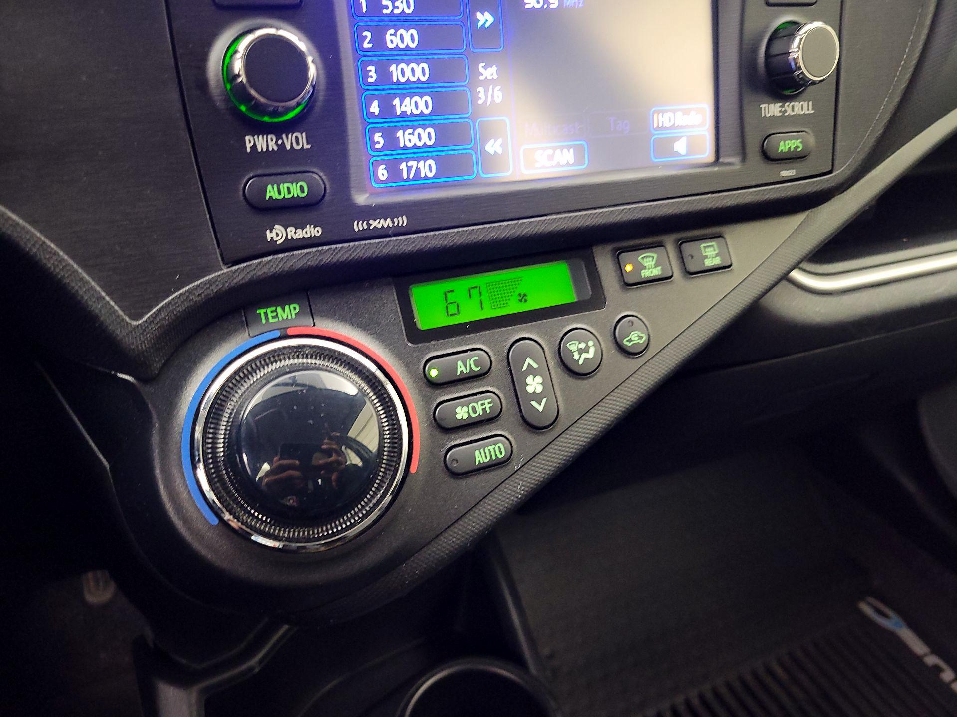 Thumbnail: 2014 Toyota Prius c - 15